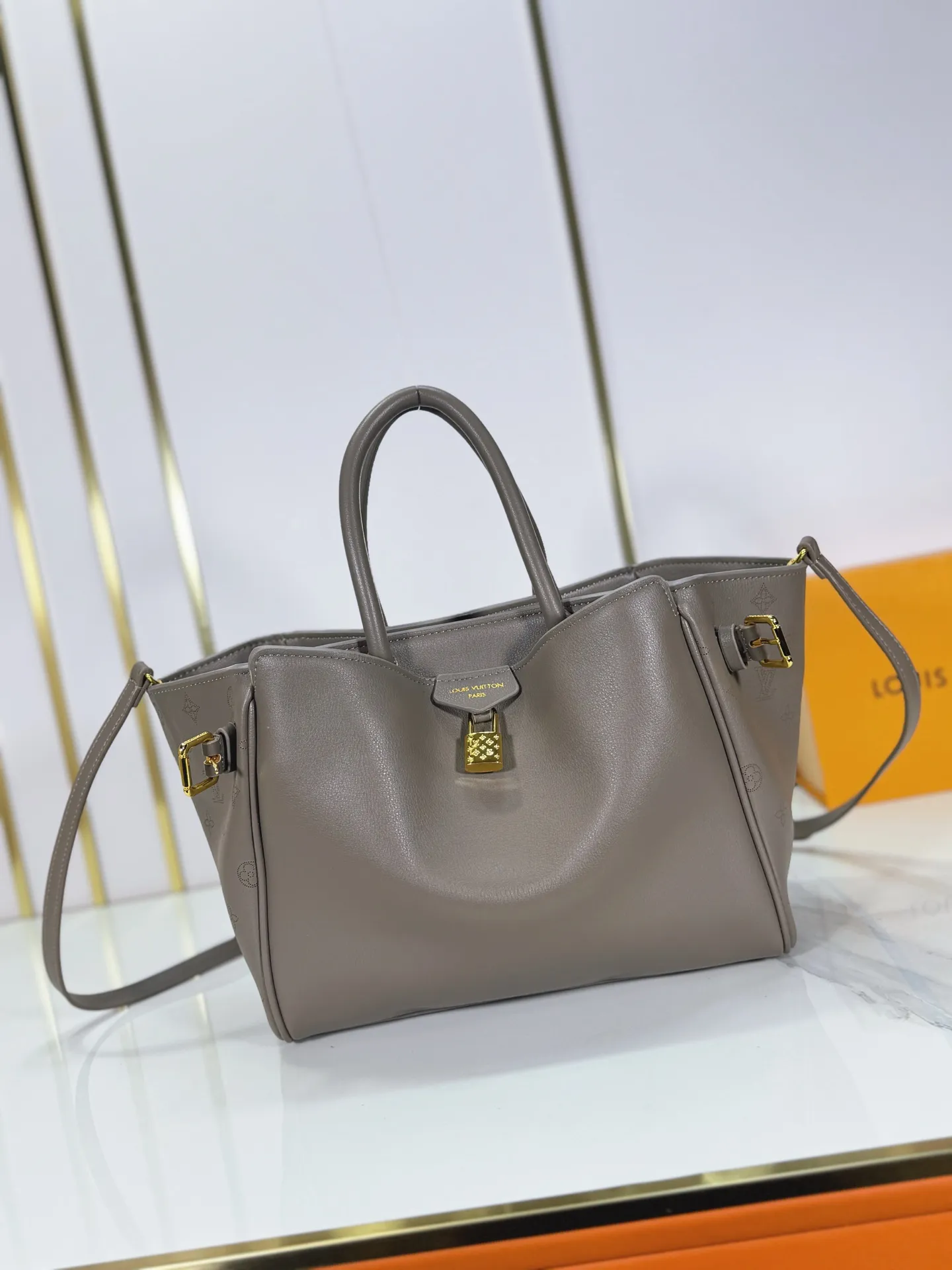P320 Upgraded from the original M26501 M26502 M27040 M26338 This Vendôme small handbag uses soft cow leather to reveal a silky satin luster, and is equipped with a dazzling padlock with a subtle engraved Monogram pattern, making it a trendy daily choice that combines classic charm with modern style. Adjustable side straps expand the interior, and the large zippered pocket is secured to the body with hooks. Dimensions: 28.5 x 22 x 14.5 (cm) ((length x height x width)