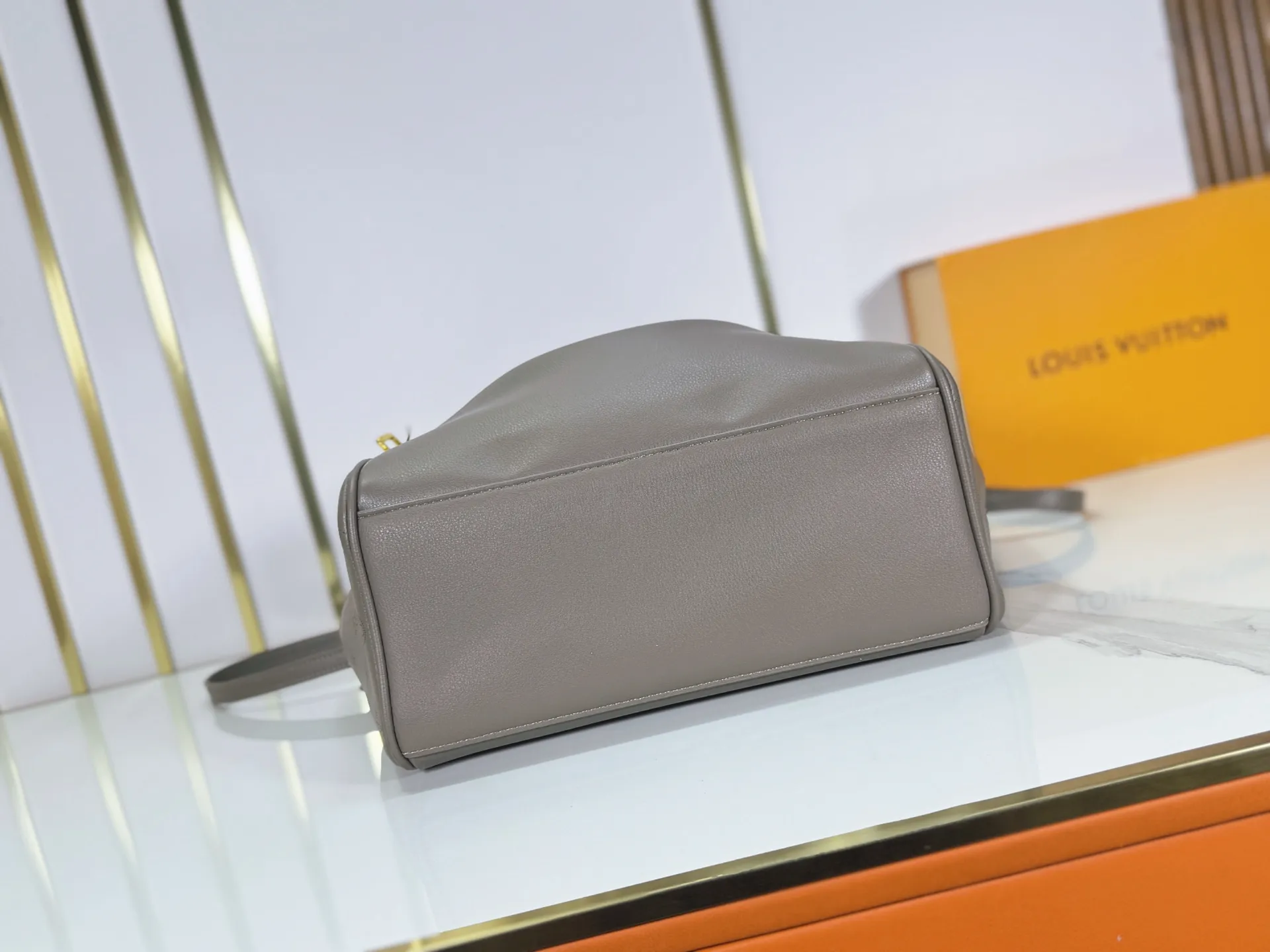 P320 Upgraded from the original M26501 M26502 M27040 M26338 This Vendôme small handbag uses soft cow leather to reveal a silky satin luster, and is equipped with a dazzling padlock with a subtle engraved Monogram pattern, making it a trendy daily choice that combines classic charm with modern style. Adjustable side straps expand the interior, and the large zippered pocket is secured to the body with hooks. Dimensions: 28.5 x 22 x 14.5 (cm) ((length x height x width)