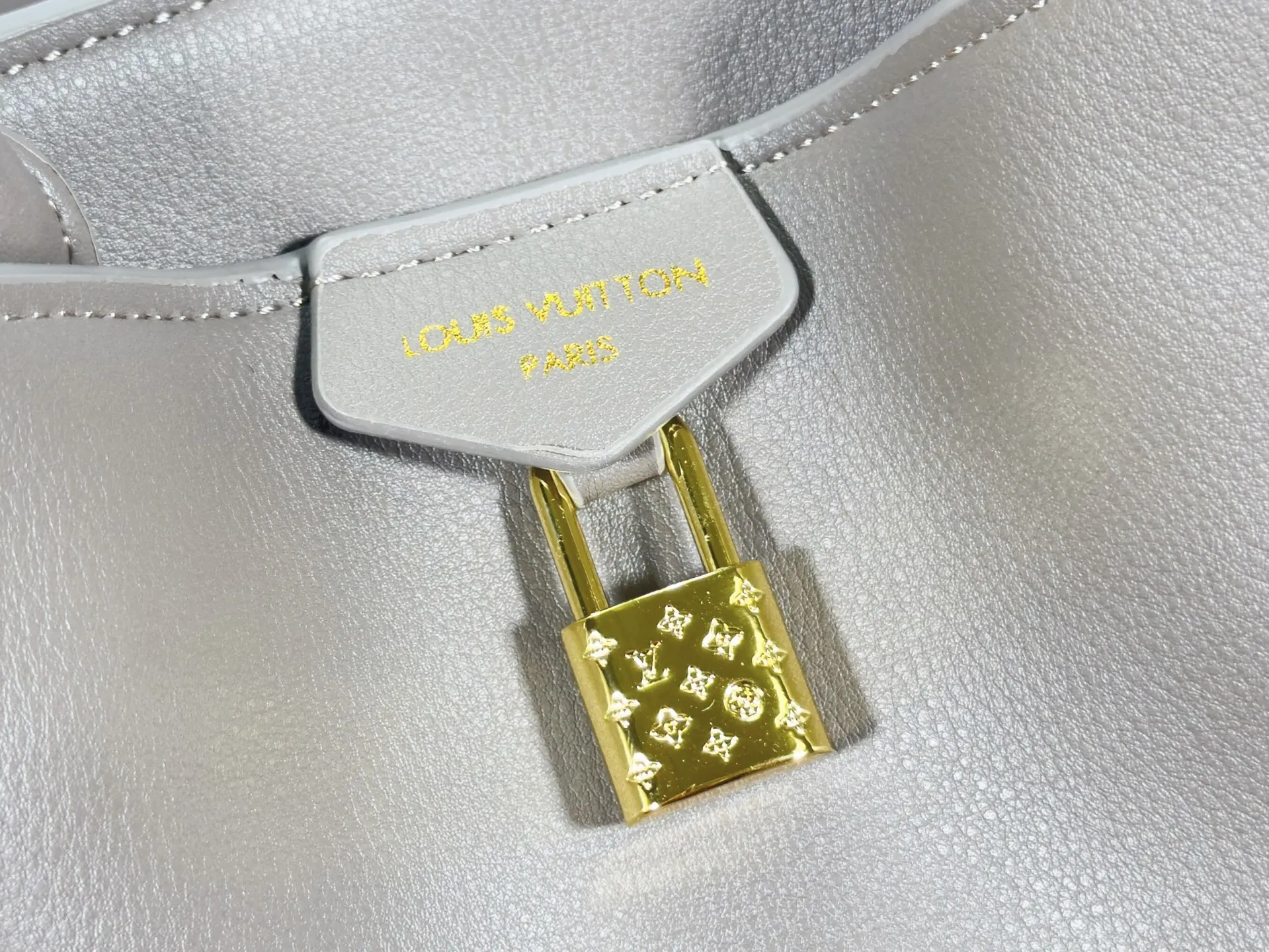 P320 Upgraded from the original M26501 M26502 M27040 M26338 This Vendôme small handbag uses soft cow leather to reveal a silky satin luster, and is equipped with a dazzling padlock with a subtle engraved Monogram pattern, making it a trendy daily choice that combines classic charm with modern style. Adjustable side straps expand the interior, and the large zippered pocket is secured to the body with hooks. Dimensions: 28.5 x 22 x 14.5 (cm) ((length x height x width)