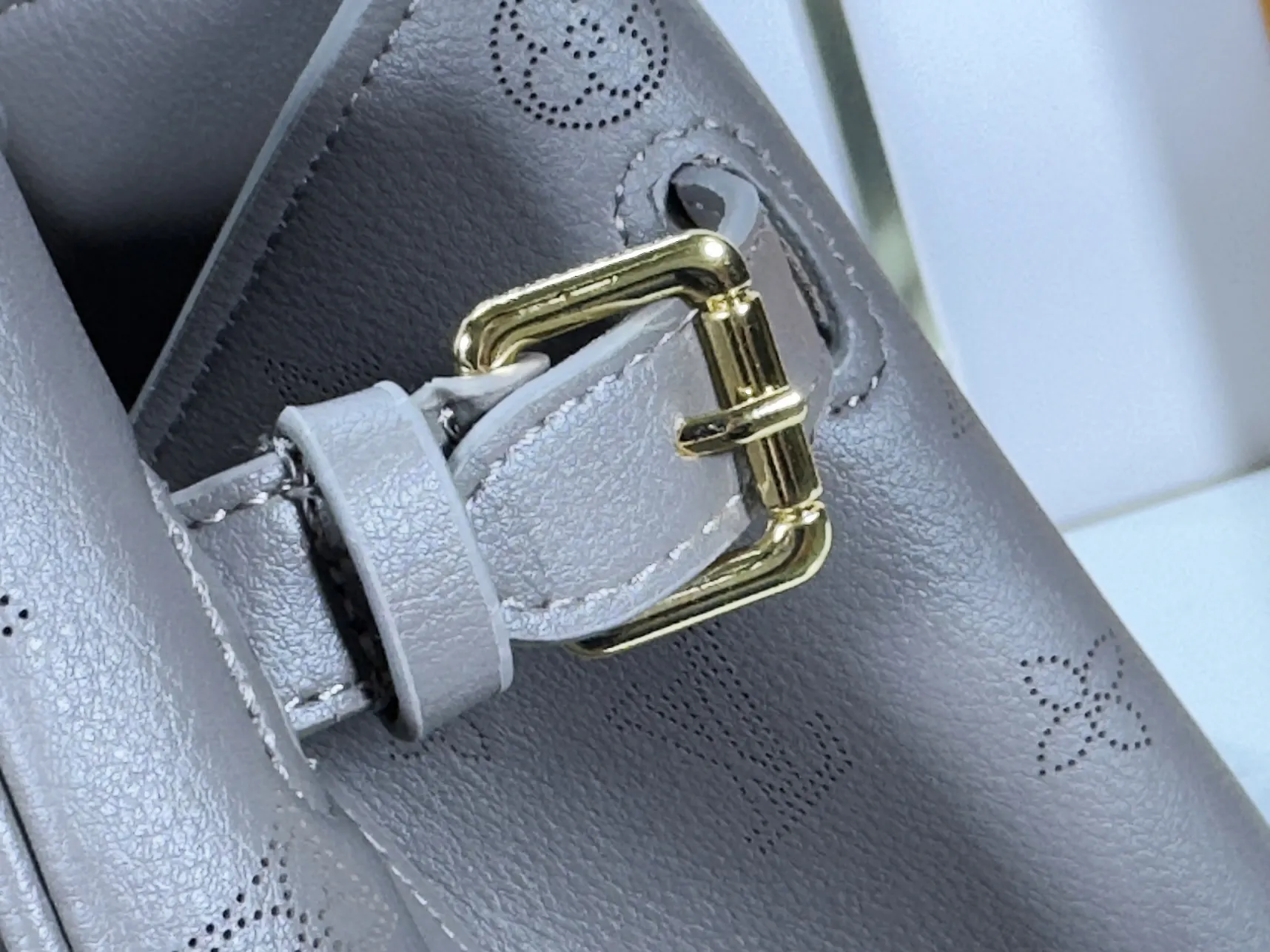 P320 Upgraded from the original M26501 M26502 M27040 M26338 This Vendôme small handbag uses soft cow leather to reveal a silky satin luster, and is equipped with a dazzling padlock with a subtle engraved Monogram pattern, making it a trendy daily choice that combines classic charm with modern style. Adjustable side straps expand the interior, and the large zippered pocket is secured to the body with hooks. Dimensions: 28.5 x 22 x 14.5 (cm) ((length x height x width)