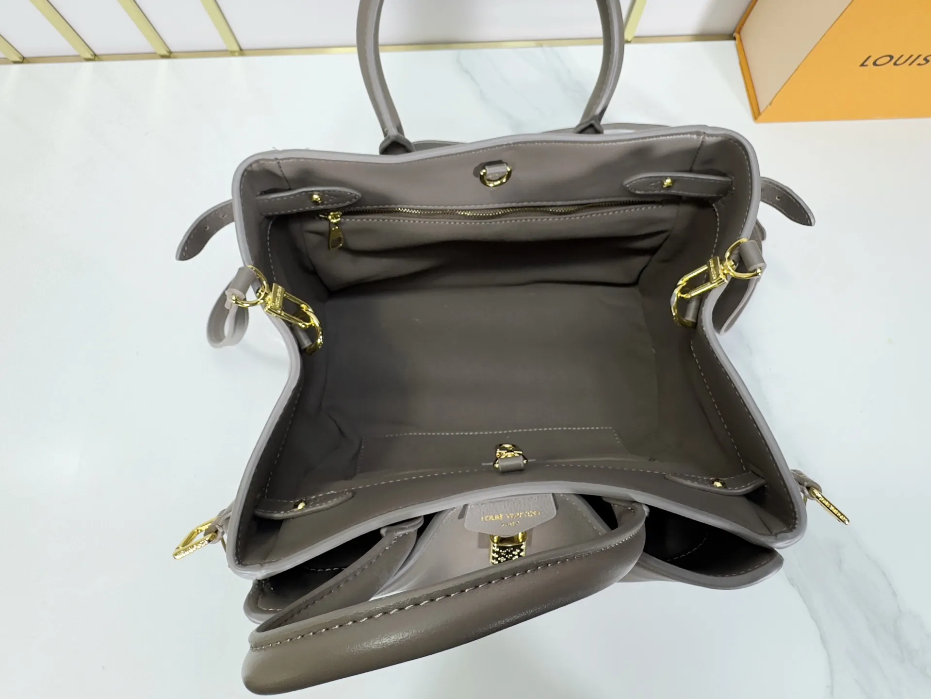 P320 Upgraded from the original M26501 M26502 M27040 M26338 This Vendôme small handbag uses soft cow leather to reveal a silky satin luster, and is equipped with a dazzling padlock with a subtle engraved Monogram pattern, making it a trendy daily choice that combines classic charm with modern style. Adjustable side straps expand the interior, and the large zippered pocket is secured to the body with hooks. Dimensions: 28.5 x 22 x 14.5 (cm) ((length x height x width)