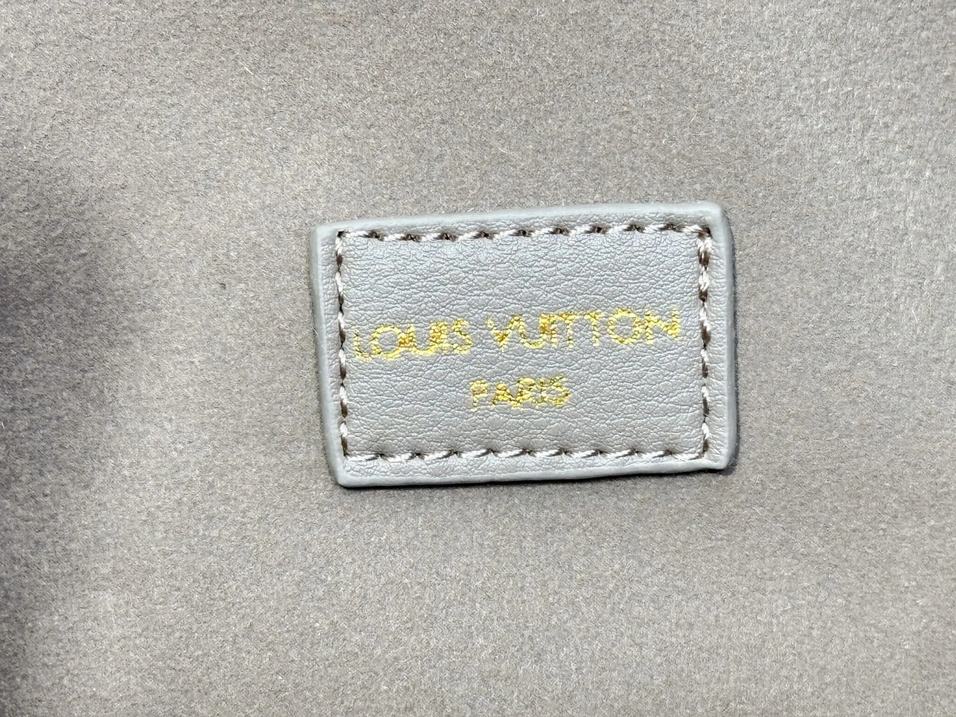 P320 Upgraded from the original M26501 M26502 M27040 M26338 This Vendôme small handbag uses soft cow leather to reveal a silky satin luster, and is equipped with a dazzling padlock with a subtle engraved Monogram pattern, making it a trendy daily choice that combines classic charm with modern style. Adjustable side straps expand the interior, and the large zippered pocket is secured to the body with hooks. Dimensions: 28.5 x 22 x 14.5 (cm) ((length x height x width)