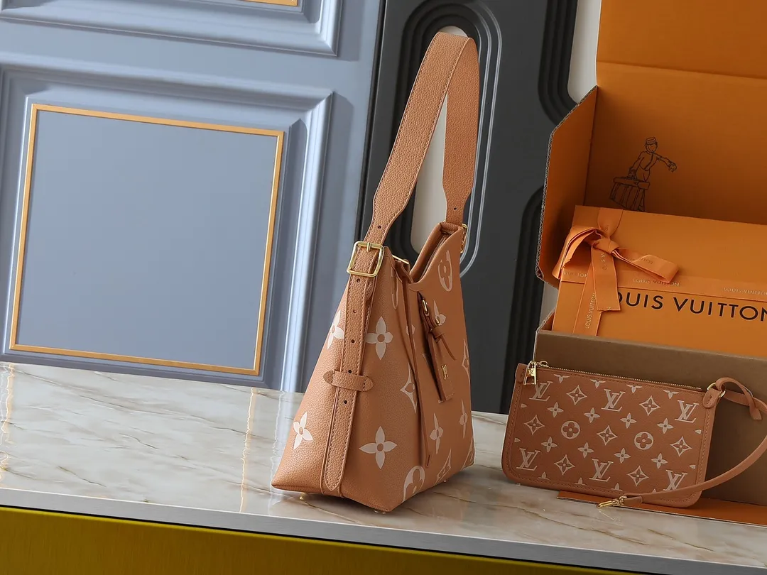 💰240💰Upgraded from the original M24141 M46288 M46293 M46277 M46298 M46203 CarryAll small handbag is made of Mono gram Empreinte embossed leather. It has a generous structure and a neat inner layer. The large inner bag adds functional elements. Comes with a Monogram embossed zipper clutch secured by a leather strap. A personal companion for urban life. Dimensions 29 x 24 x 12 cm (length x height x width)