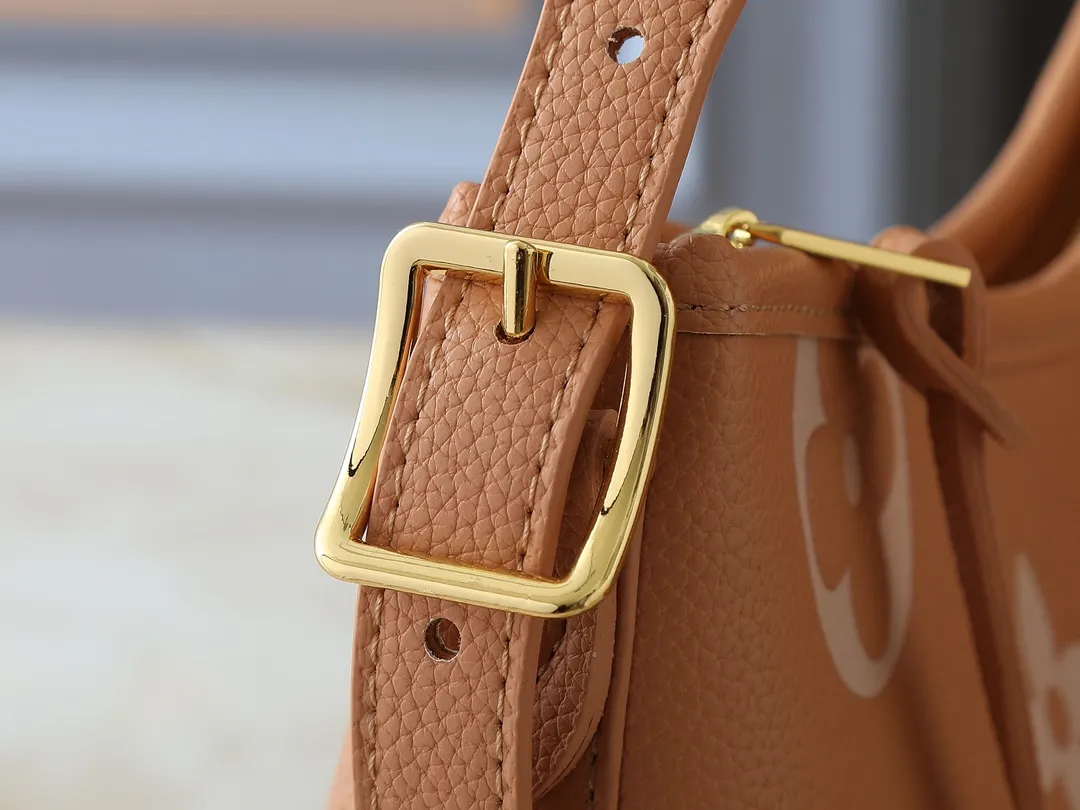 💰240💰Upgraded from the original M24141 M46288 M46293 M46277 M46298 M46203 CarryAll small handbag is made of Mono gram Empreinte embossed leather. It has a generous structure and a neat inner layer. The large inner bag adds functional elements. Comes with a Monogram embossed zipper clutch secured by a leather strap. A personal companion for urban life. Dimensions 29 x 24 x 12 cm (length x height x width)