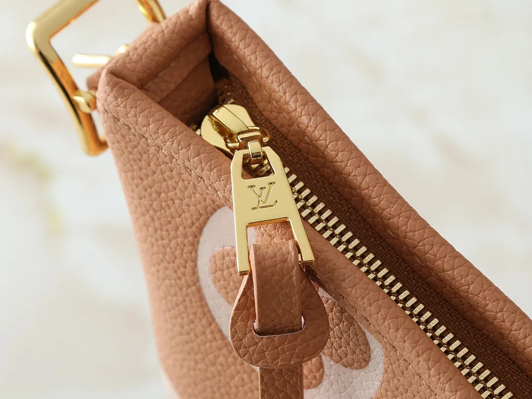 💰240💰Upgraded from the original M24141 M46288 M46293 M46277 M46298 M46203 CarryAll small handbag is made of Mono gram Empreinte embossed leather. It has a generous structure and a neat inner layer. The large inner bag adds functional elements. Comes with a Monogram embossed zipper clutch secured by a leather strap. A personal companion for urban life. Dimensions 29 x 24 x 12 cm (length x height x width)