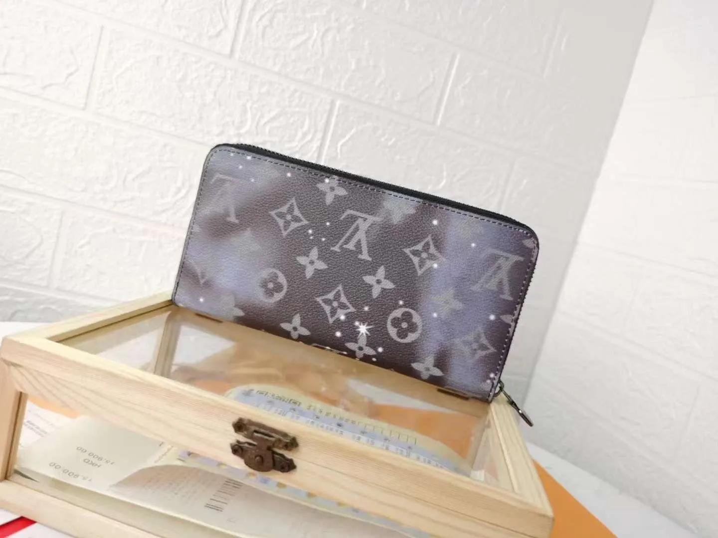 P130 top original version [actual shot with home background] Model: 63872 (60017) The latest starry sky Galaxy small single pull wallet space series! Zip bag! Louis Vuitton has set its sights on the bright and boundless space and redesigned the Pochette Voyage zipper bag in the 2019 spring and summer pre-show series! Starry sky zipper zippy walletoo The classic Monogram pattern complements the dazzling stars and the dying sun. Dimensions: 19.5x10.0x2.0cm.