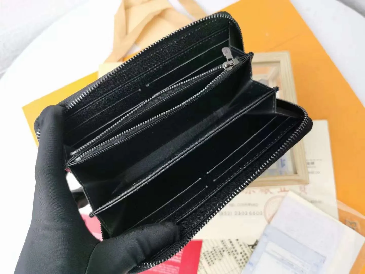 P130 top original version [actual shot with home background] Model: 63872 (60017) The latest starry sky Galaxy small single pull wallet space series! Zip bag! Louis Vuitton has set its sights on the bright and boundless space and redesigned the Pochette Voyage zipper bag in the 2019 spring and summer pre-show series! Starry sky zipper zippy walletoo The classic Monogram pattern complements the dazzling stars and the dying sun. Dimensions: 19.5x10.0x2.0cm.