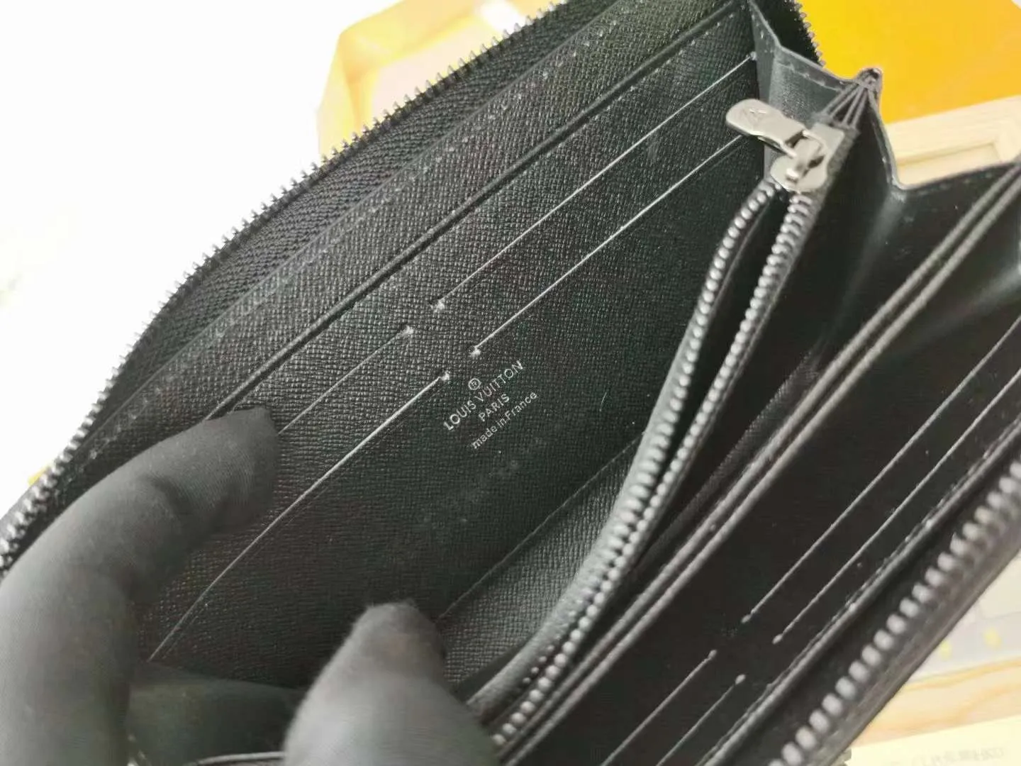 P130 top original version [actual shot with home background] Model: 63872 (60017) The latest starry sky Galaxy small single pull wallet space series! Zip bag! Louis Vuitton has set its sights on the bright and boundless space and redesigned the Pochette Voyage zipper bag in the 2019 spring and summer pre-show series! Starry sky zipper zippy walletoo The classic Monogram pattern complements the dazzling stars and the dying sun. Dimensions: 19.5x10.0x2.0cm.
