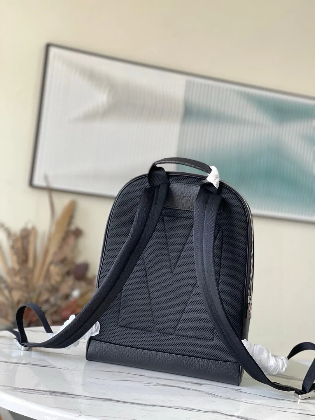 💰1080 (top-grain leather) top quality original M30857 black (grey) ADRIAN Backpack Adrian Backpack is made of Taïga leather with plenty of space and a padded compartment to store a laptop. Cross-pattern double-layered messenger men's backpack has a delicate texture and a modern style. The outer pockets and zippers add functional details, and the handles and adjustable shoulder straps allow for multiple carrying methods. Dimensions: 31 x 39 x 14 cm