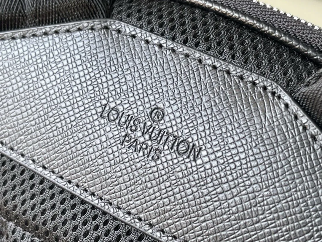 💰1080 (top-grain leather) top quality original M30857 black (grey) ADRIAN Backpack Adrian Backpack is made of Taïga leather with plenty of space and a padded compartment to store a laptop. Cross-pattern double-layered messenger men's backpack has a delicate texture and a modern style. The outer pockets and zippers add functional details, and the handles and adjustable shoulder straps allow for multiple carrying methods. Dimensions: 31 x 39 x 14 cm