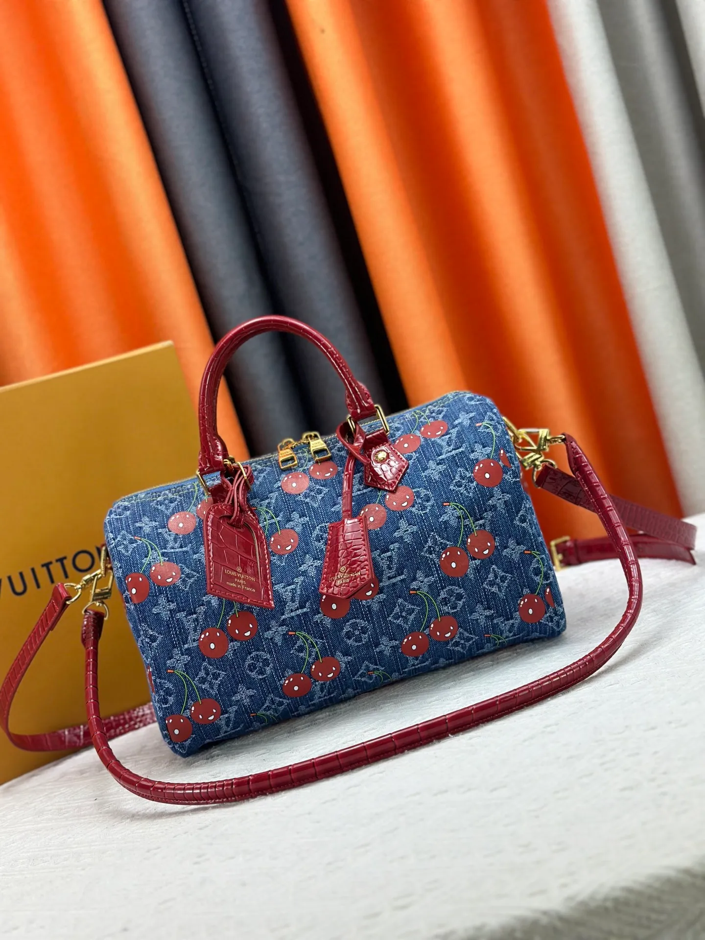 P320 N87627 M13344 M40391 Denim Blue Cherry 13527 13085 This Speedy Soft 30 handbag relies on Louis Vuitton's exquisite bleaching process to trace the Monogram Denim pattern born in 2005 on the cotton surface, and then uses leather trimming and glossy metal parts to highlight the details. The key pouch and detachable name tag pay homage to the brand's trunk-making heritage, while the detachable Toron handle makes it comfortable to carry on the shoulder. Dimensions: 30.0 x 21.0 x 17.0 cm (length x height x width)