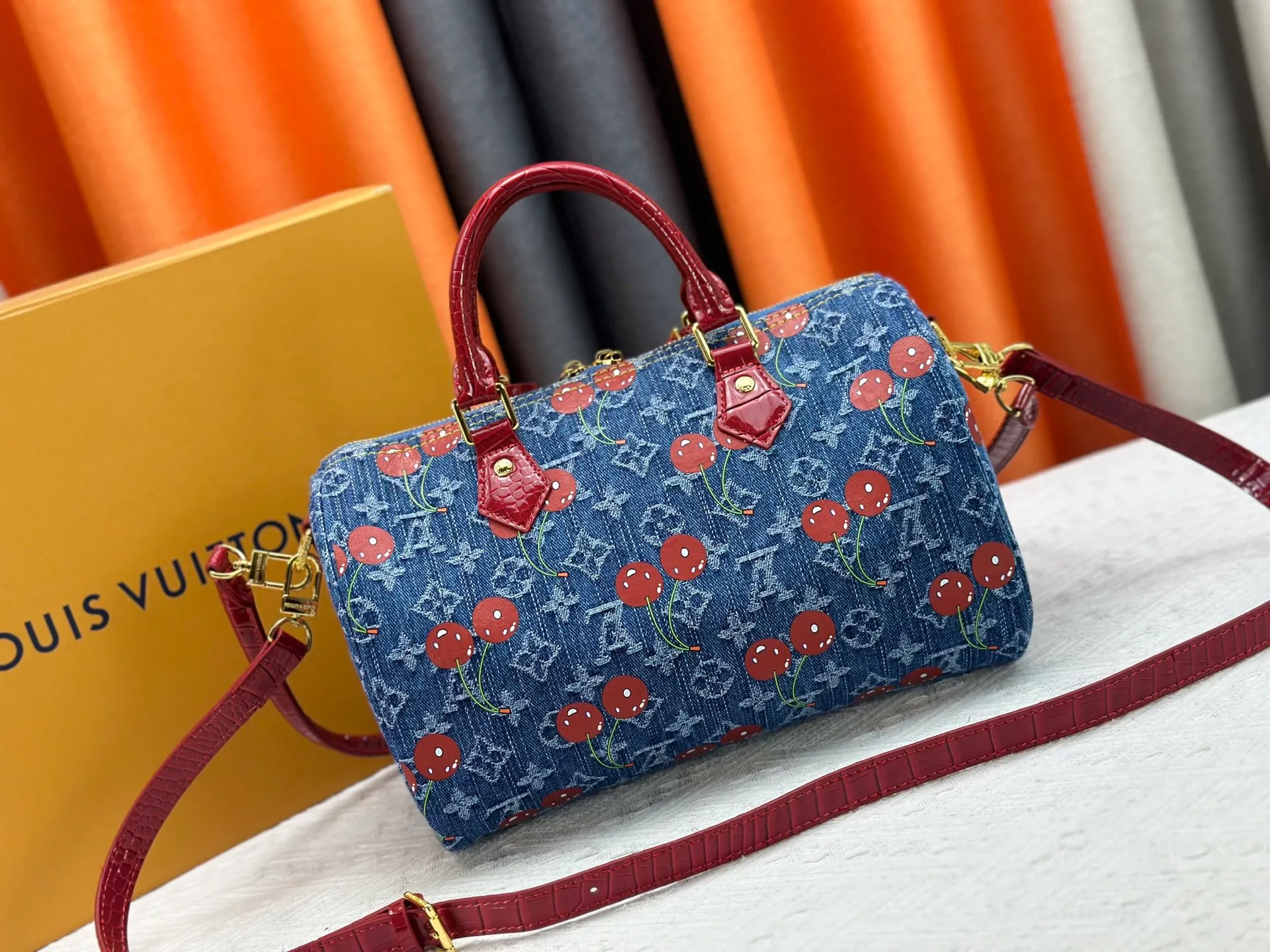 P320 N87627 M13344 M40391 Denim Blue Cherry 13527 13085 This Speedy Soft 30 handbag relies on Louis Vuitton's exquisite bleaching process to trace the Monogram Denim pattern born in 2005 on the cotton surface, and then uses leather trimming and glossy metal parts to highlight the details. The key pouch and detachable name tag pay homage to the brand's trunk-making heritage, while the detachable Toron handle makes it comfortable to carry on the shoulder. Dimensions: 30.0 x 21.0 x 17.0 cm (length x height x width)