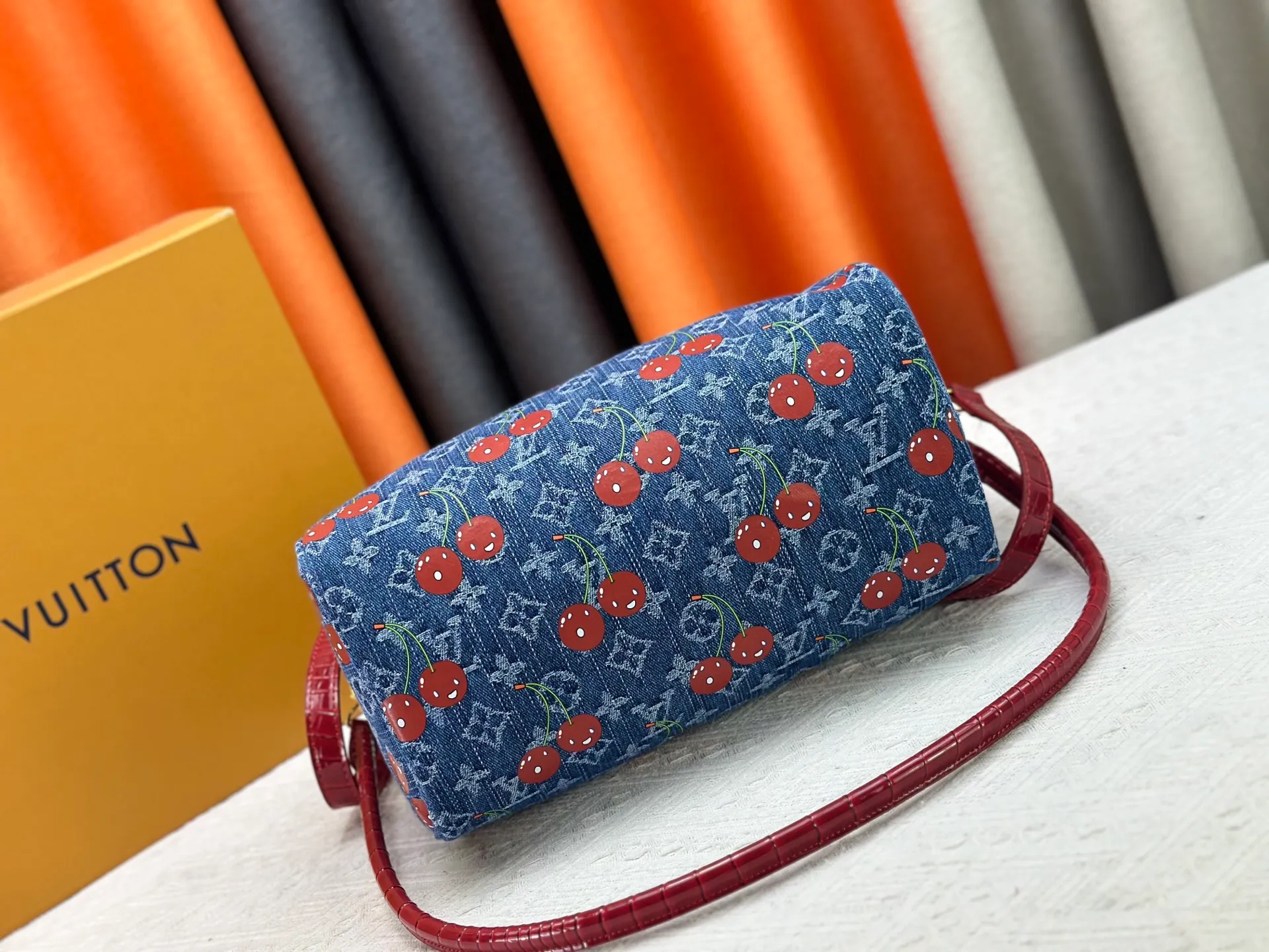 P320 N87627 M13344 M40391 Denim Blue Cherry 13527 13085 This Speedy Soft 30 handbag relies on Louis Vuitton's exquisite bleaching process to trace the Monogram Denim pattern born in 2005 on the cotton surface, and then uses leather trimming and glossy metal parts to highlight the details. The key pouch and detachable name tag pay homage to the brand's trunk-making heritage, while the detachable Toron handle makes it comfortable to carry on the shoulder. Dimensions: 30.0 x 21.0 x 17.0 cm (length x height x width)