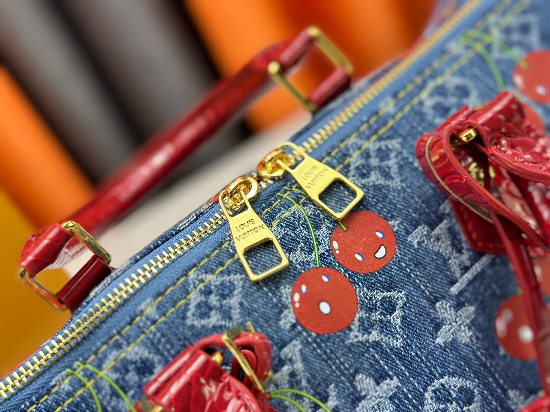 P320 N87627 M13344 M40391 Denim Blue Cherry 13527 13085 This Speedy Soft 30 handbag relies on Louis Vuitton's exquisite bleaching process to trace the Monogram Denim pattern born in 2005 on the cotton surface, and then uses leather trimming and glossy metal parts to highlight the details. The key pouch and detachable name tag pay homage to the brand's trunk-making heritage, while the detachable Toron handle makes it comfortable to carry on the shoulder. Dimensions: 30.0 x 21.0 x 17.0 cm (length x height x width)