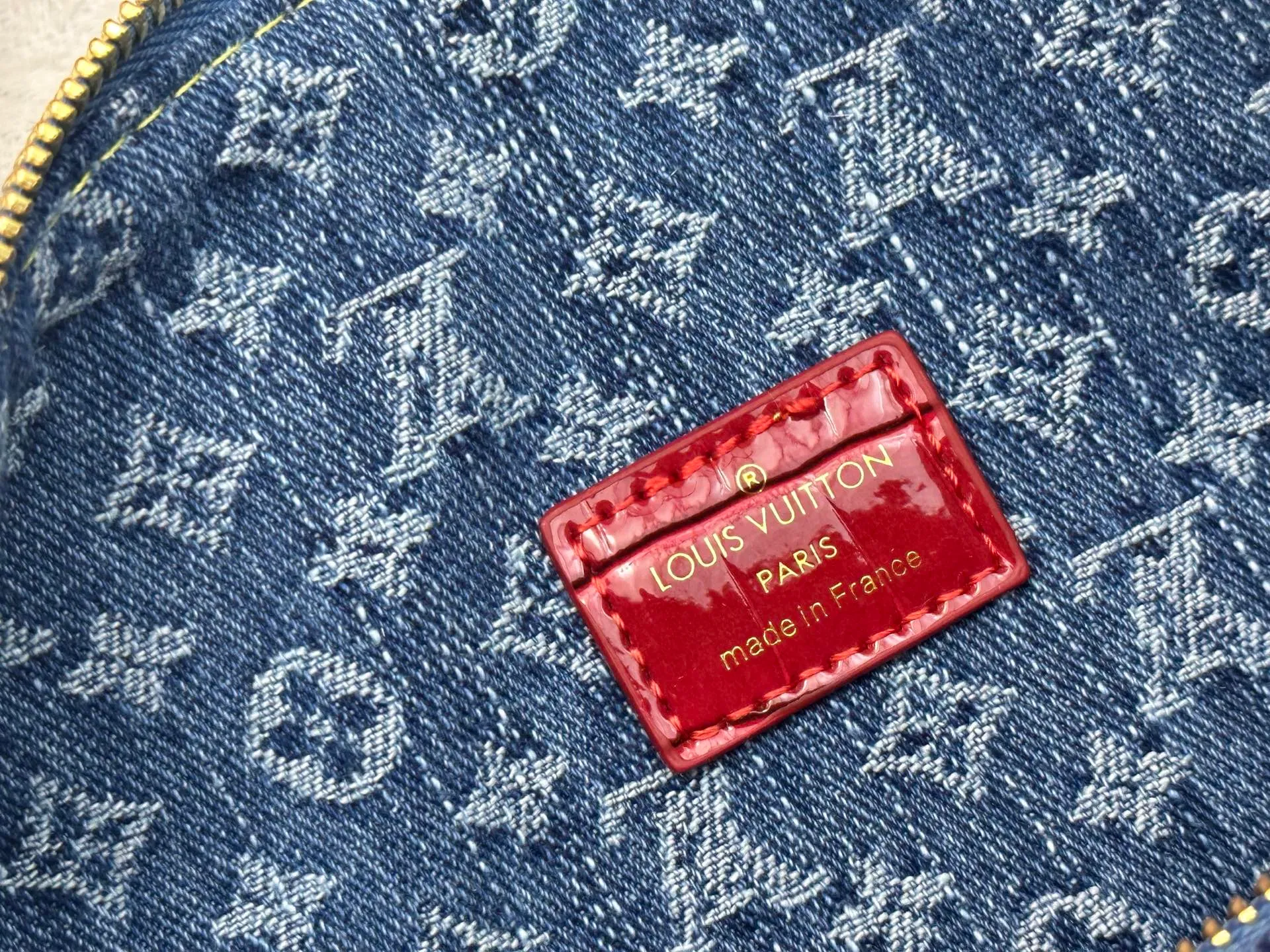 P320 N87627 M13344 M40391 Denim Blue Cherry 13527 13085 This Speedy Soft 30 handbag relies on Louis Vuitton's exquisite bleaching process to trace the Monogram Denim pattern born in 2005 on the cotton surface, and then uses leather trimming and glossy metal parts to highlight the details. The key pouch and detachable name tag pay homage to the brand's trunk-making heritage, while the detachable Toron handle makes it comfortable to carry on the shoulder. Dimensions: 30.0 x 21.0 x 17.0 cm (length x height x width)
