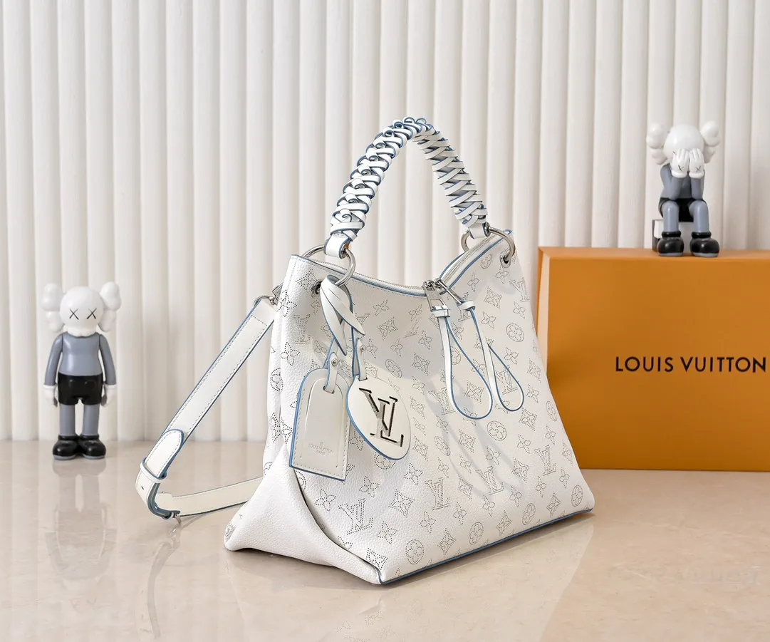 ¥300💰 Exclusive real shot-upgraded version ‼ ️💰 M56073 M56084 Beaubourg Hobo medium handbag is made of Monogram engraved and perforated calfskin, and the woven leather handle is hand-dyed to add a unique touch. The leather zipper pull and large LV lettering reveal the brand's style, and the detachable wide leather shoulder strap provides soft design for comfortable travel. 32 long, 26 high, 17cm wide