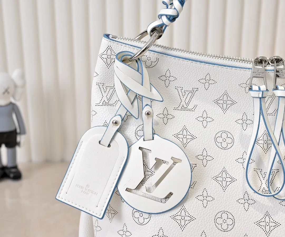 ¥300💰 Exclusive real shot-upgraded version ‼ ️💰 M56073 M56084 Beaubourg Hobo medium handbag is made of Monogram engraved and perforated calfskin, and the woven leather handle is hand-dyed to add a unique touch. The leather zipper pull and large LV lettering reveal the brand's style, and the detachable wide leather shoulder strap provides soft design for comfortable travel. 32 long, 26 high, 17cm wide