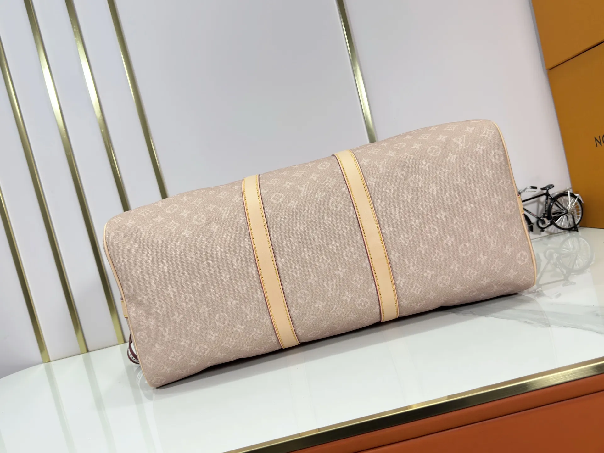 P360 M25787 M41416 This Keepall Bandouliere 50 travel bag is from the Travel With series presented by Louis Vuitton in collaboration with Grace Coddington. It uses Meowgram canvas to interpret the Monogram pattern in a playful way, looking back to the hard suitcase inspiration of the 1900s. The cute cat-shaped branding adds smart touches, and the detachable and adjustable shoulder strap is embellished with the handwritten brand logo. Size: 50x29x23cm