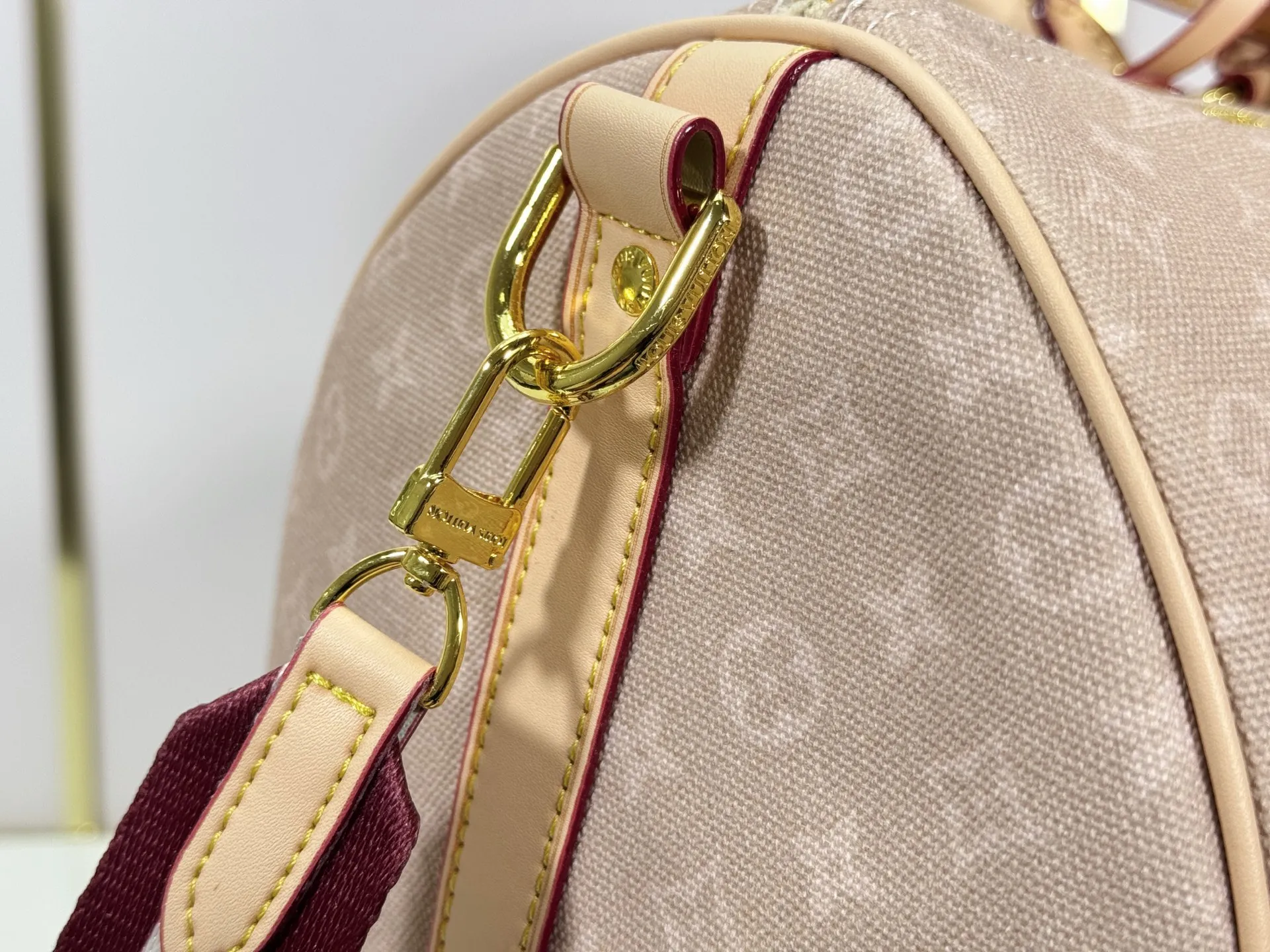 P360 M25787 M41416 This Keepall Bandouliere 50 travel bag is from the Travel With series presented by Louis Vuitton in collaboration with Grace Coddington. It uses Meowgram canvas to interpret the Monogram pattern in a playful way, looking back to the hard suitcase inspiration of the 1900s. The cute cat-shaped branding adds smart touches, and the detachable and adjustable shoulder strap is embellished with the handwritten brand logo. Size: 50x29x23cm