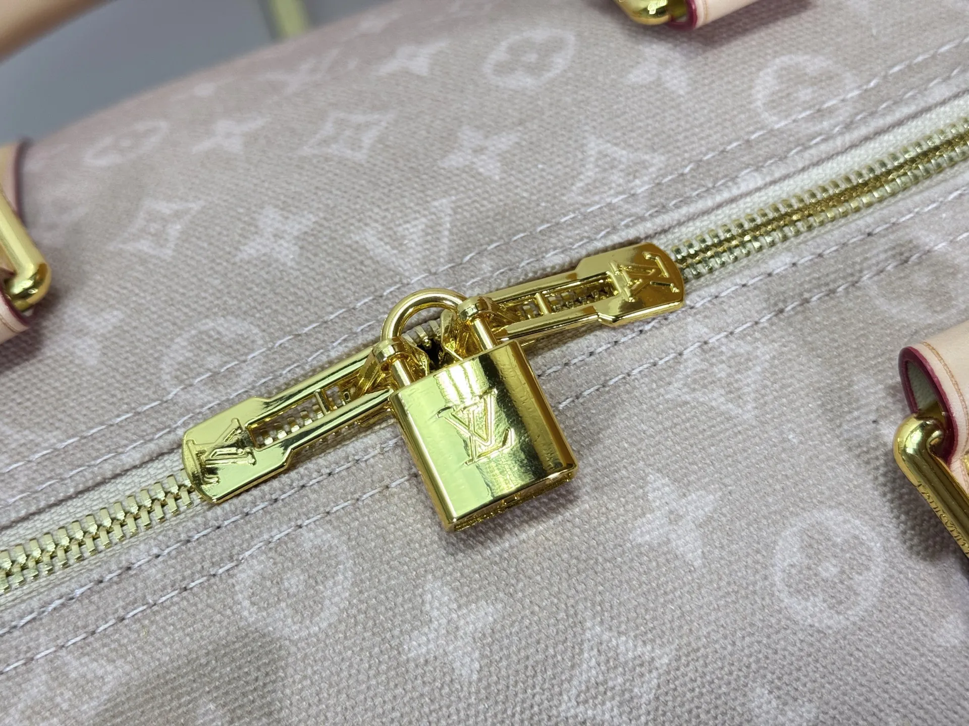 P360 M25787 M41416 This Keepall Bandouliere 50 travel bag is from the Travel With series presented by Louis Vuitton in collaboration with Grace Coddington. It uses Meowgram canvas to interpret the Monogram pattern in a playful way, looking back to the hard suitcase inspiration of the 1900s. The cute cat-shaped branding adds smart touches, and the detachable and adjustable shoulder strap is embellished with the handwritten brand logo. Size: 50x29x23cm
