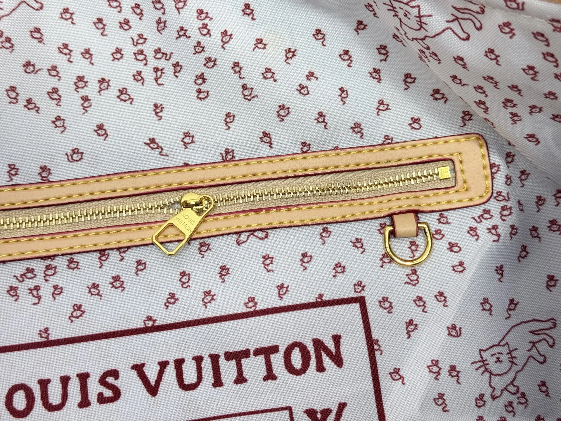 P360 M25787 M41416 This Keepall Bandouliere 50 travel bag is from the Travel With series presented by Louis Vuitton in collaboration with Grace Coddington. It uses Meowgram canvas to interpret the Monogram pattern in a playful way, looking back to the hard suitcase inspiration of the 1900s. The cute cat-shaped branding adds smart touches, and the detachable and adjustable shoulder strap is embellished with the handwritten brand logo. Size: 50x29x23cm