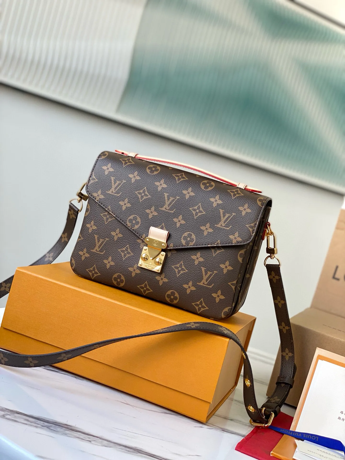 💰760 (steel lock) top original model M44875 M40780 Presbyopic Metis The classic postman has a charm that makes many girls fall in love with it. The overall compact shape of the handbag exudes an elegant atmosphere. It has a shrinkable leather handle, which is stylish enough even when held in the hand. The shoulder strap can be removed to adjust the length. It is also quite classy when carried out on the street and at work. If you like to mix and match casually, Metis can also meet your preferences.  Size:25 x 19 x 9 cm