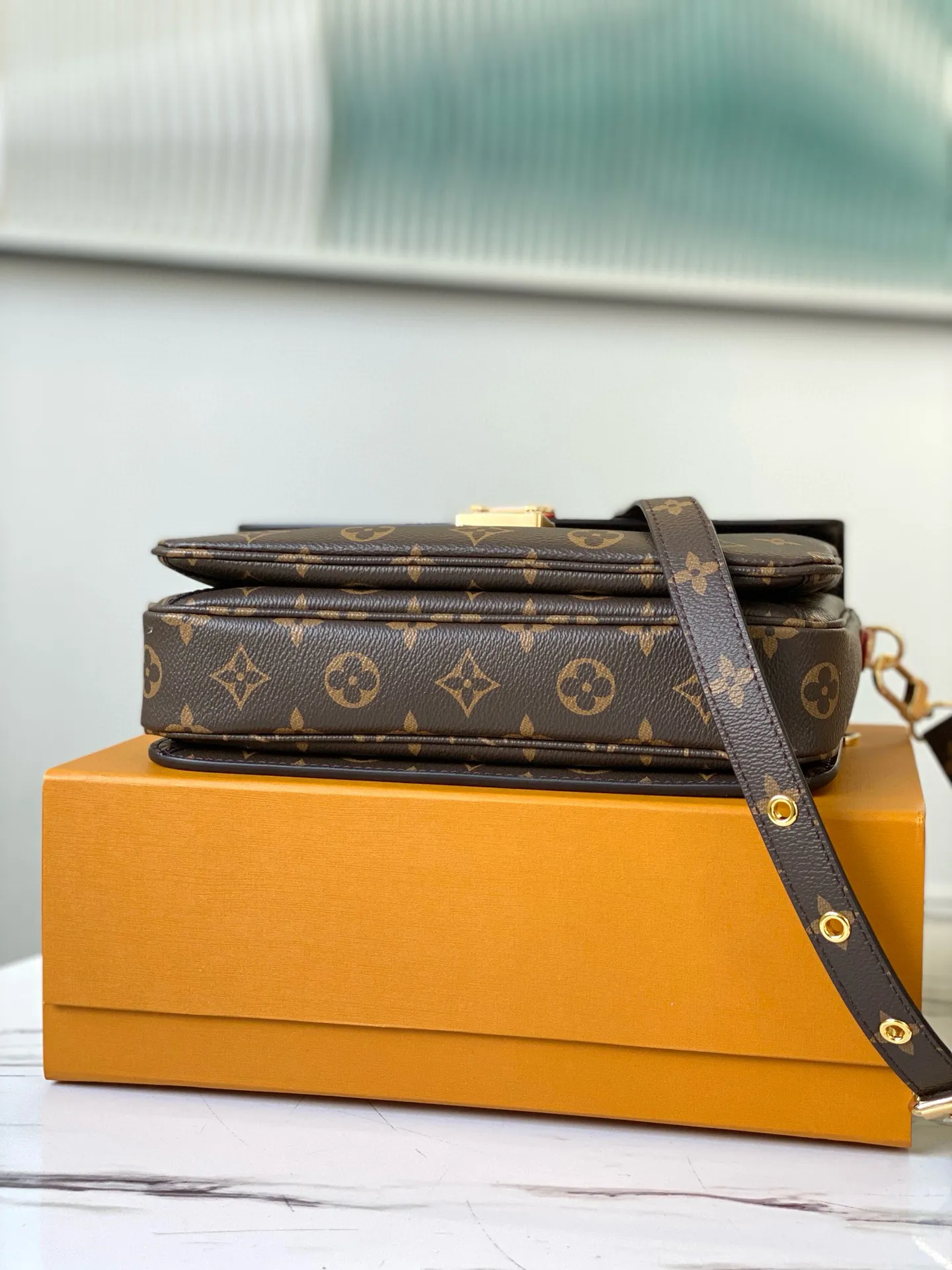 💰760 (steel lock) top original model M44875 M40780 Presbyopic Metis The classic postman has a charm that makes many girls fall in love with it. The overall compact shape of the handbag exudes an elegant atmosphere. It has a shrinkable leather handle, which is stylish enough even when held in the hand. The shoulder strap can be removed to adjust the length. It is also quite classy when carried out on the street and at work. If you like to mix and match casually, Metis can also meet your preferences.  Size:25 x 19 x 9 cm