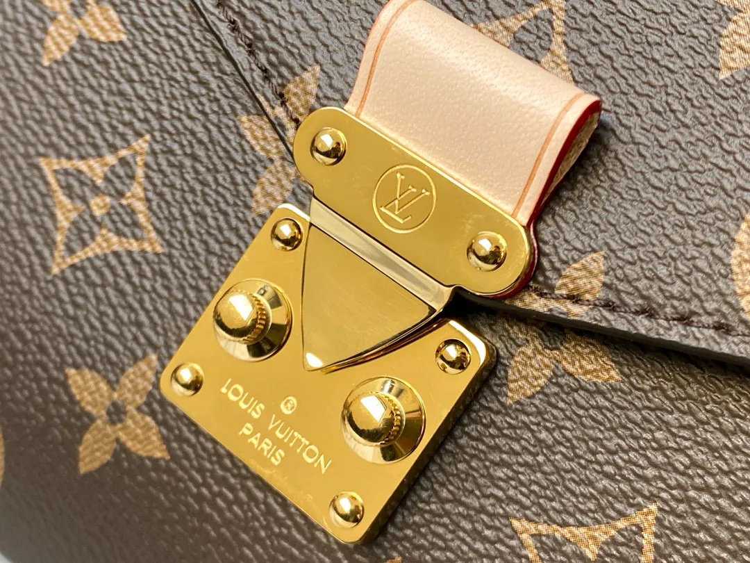 💰760 (steel lock) top original model M44875 M40780 Presbyopic Metis The classic postman has a charm that makes many girls fall in love with it. The overall compact shape of the handbag exudes an elegant atmosphere. It has a shrinkable leather handle, which is stylish enough even when held in the hand. The shoulder strap can be removed to adjust the length. It is also quite classy when carried out on the street and at work. If you like to mix and match casually, Metis can also meet your preferences.  Size:25 x 19 x 9 cm