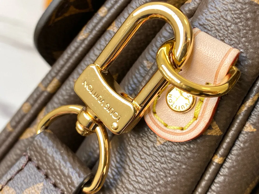 💰760 (steel lock) top original model M44875 M40780 Presbyopic Metis The classic postman has a charm that makes many girls fall in love with it. The overall compact shape of the handbag exudes an elegant atmosphere. It has a shrinkable leather handle, which is stylish enough even when held in the hand. The shoulder strap can be removed to adjust the length. It is also quite classy when carried out on the street and at work. If you like to mix and match casually, Metis can also meet your preferences.  Size:25 x 19 x 9 cm
