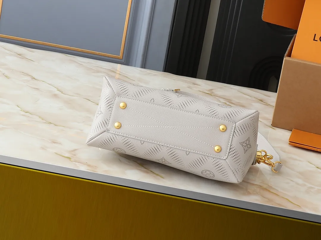 💰240💰Upgraded from the original M13157 M24255 M24114. This Hand It All small handbag uses cow leather to interpret the brand's Bloom elements, incorporates floral imagery into the perforated Monogram pattern, and upgrades the classic style with contrasting brand names. The inner patch pocket is convenient for storing mobile phones, and the woven chain allows for flexible switching between cross-body or shoulder wear. Dimensions: 29.0 x 18.0 x 13.0 cm (length x height x width)