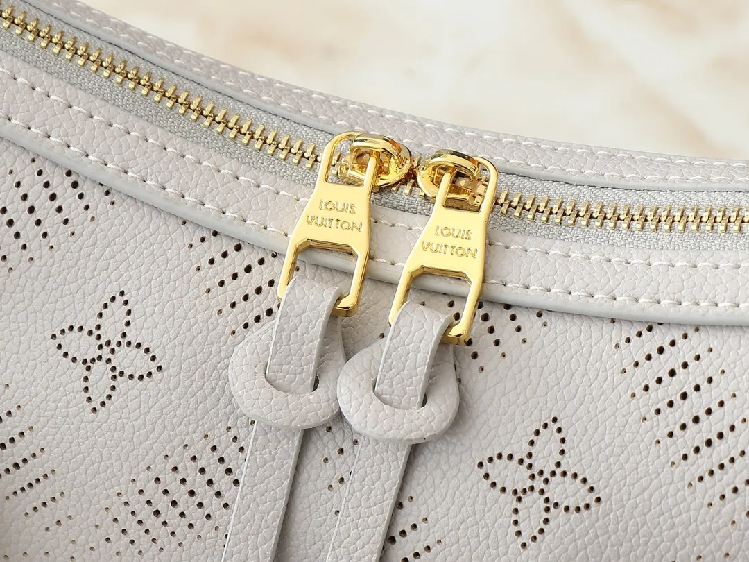 💰240💰Upgraded from the original M13157 M24255 M24114. This Hand It All small handbag uses cow leather to interpret the brand's Bloom elements, incorporates floral imagery into the perforated Monogram pattern, and upgrades the classic style with contrasting brand names. The inner patch pocket is convenient for storing mobile phones, and the woven chain allows for flexible switching between cross-body or shoulder wear. Dimensions: 29.0 x 18.0 x 13.0 cm (length x height x width)