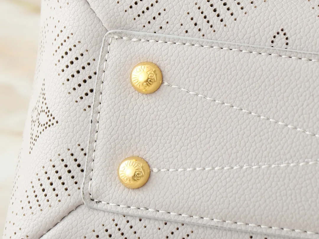 💰240💰Upgraded from the original M13157 M24255 M24114. This Hand It All small handbag uses cow leather to interpret the brand's Bloom elements, incorporates floral imagery into the perforated Monogram pattern, and upgrades the classic style with contrasting brand names. The inner patch pocket is convenient for storing mobile phones, and the woven chain allows for flexible switching between cross-body or shoulder wear. Dimensions: 29.0 x 18.0 x 13.0 cm (length x height x width)