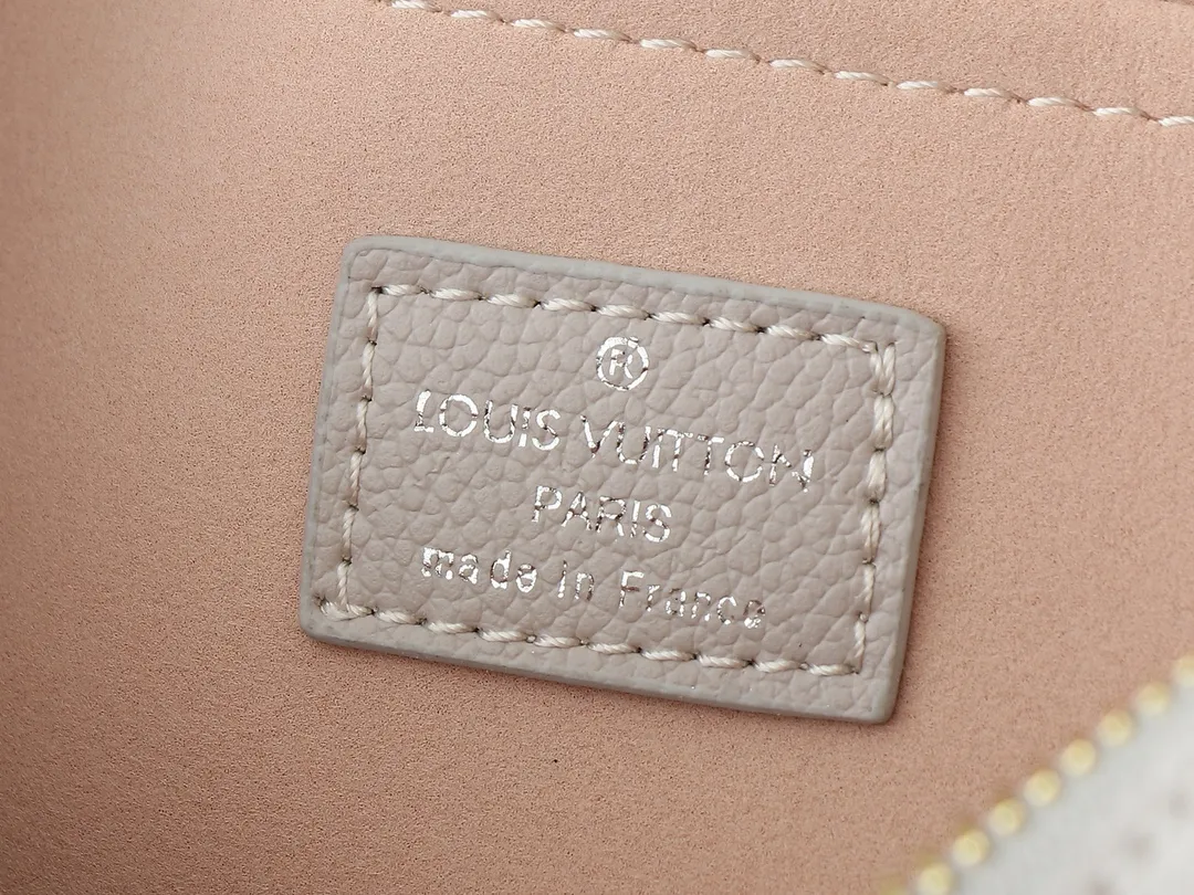 💰240💰Upgraded from the original M13157 M24255 M24114. This Hand It All small handbag uses cow leather to interpret the brand's Bloom elements, incorporates floral imagery into the perforated Monogram pattern, and upgrades the classic style with contrasting brand names. The inner patch pocket is convenient for storing mobile phones, and the woven chain allows for flexible switching between cross-body or shoulder wear. Dimensions: 29.0 x 18.0 x 13.0 cm (length x height x width)