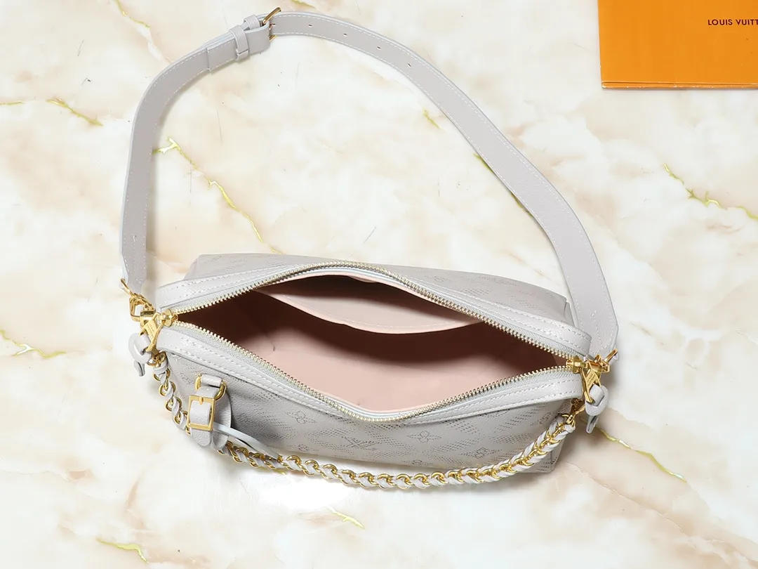 💰240💰Upgraded from the original M13157 M24255 M24114. This Hand It All small handbag uses cow leather to interpret the brand's Bloom elements, incorporates floral imagery into the perforated Monogram pattern, and upgrades the classic style with contrasting brand names. The inner patch pocket is convenient for storing mobile phones, and the woven chain allows for flexible switching between cross-body or shoulder wear. Dimensions: 29.0 x 18.0 x 13.0 cm (length x height x width)