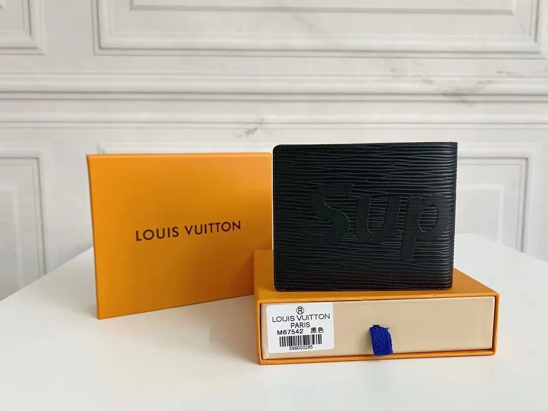 P100💰 M67542/60895 short clip incorporates Supreme's iconic rectangular Box logo into the new Monogram pattern. In addition to the strong collaboration between the two fashion symbols, this special collaboration also symbolizes the passionate dance of New York street style and Louis Vuitton's French elegance. Louis Vuitton embarks on a creative journey of integrating different things to create new highlights. Size 12.8