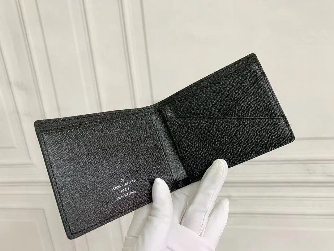 P100💰 M67542/60895 short clip incorporates Supreme's iconic rectangular Box logo into the new Monogram pattern. In addition to the strong collaboration between the two fashion symbols, this special collaboration also symbolizes the passionate dance of New York street style and Louis Vuitton's French elegance. Louis Vuitton embarks on a creative journey of integrating different things to create new highlights. Size 12.8