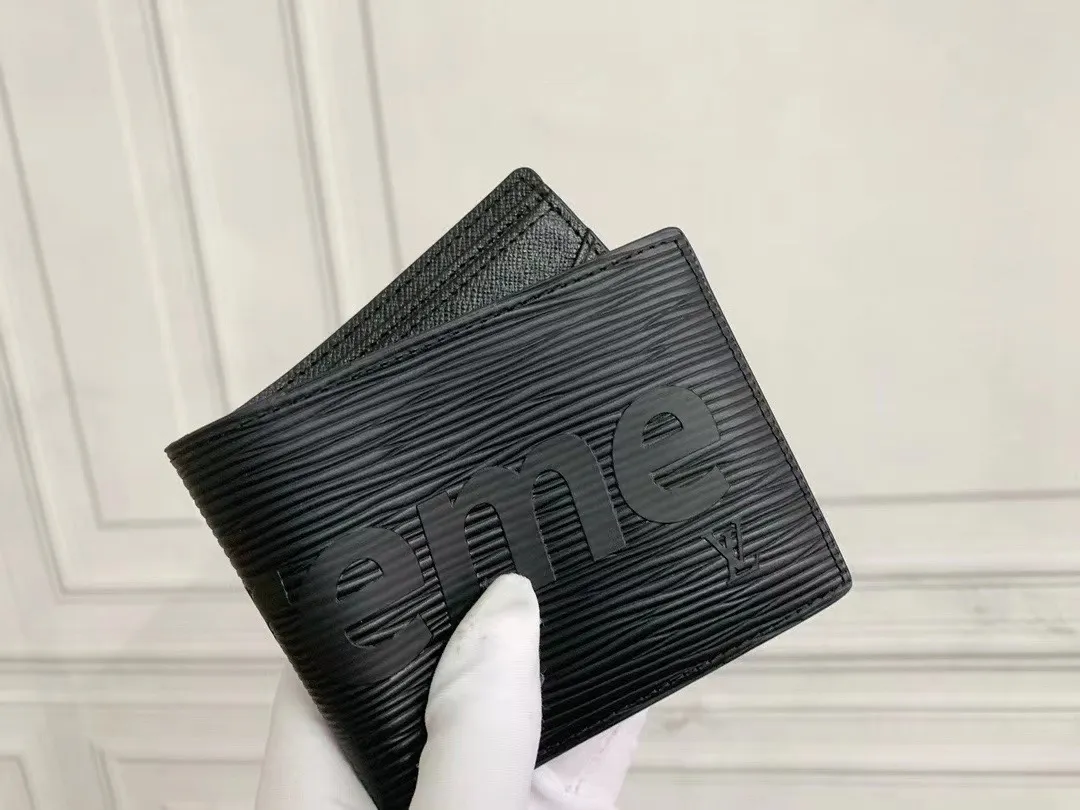 P100💰 M67542/60895 short clip incorporates Supreme's iconic rectangular Box logo into the new Monogram pattern. In addition to the strong collaboration between the two fashion symbols, this special collaboration also symbolizes the passionate dance of New York street style and Louis Vuitton's French elegance. Louis Vuitton embarks on a creative journey of integrating different things to create new highlights. Size 12.8