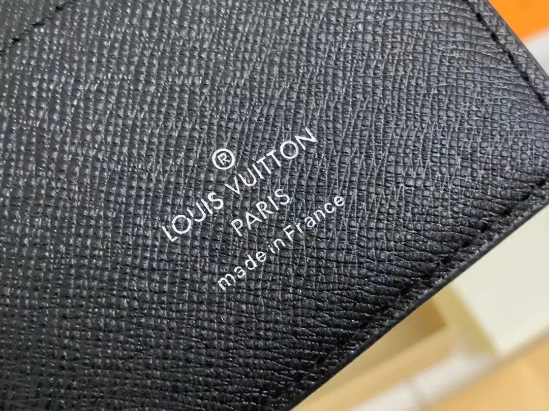 P100💰 M67542/60895 short clip incorporates Supreme's iconic rectangular Box logo into the new Monogram pattern. In addition to the strong collaboration between the two fashion symbols, this special collaboration also symbolizes the passionate dance of New York street style and Louis Vuitton's French elegance. Louis Vuitton embarks on a creative journey of integrating different things to create new highlights. Size 12.8