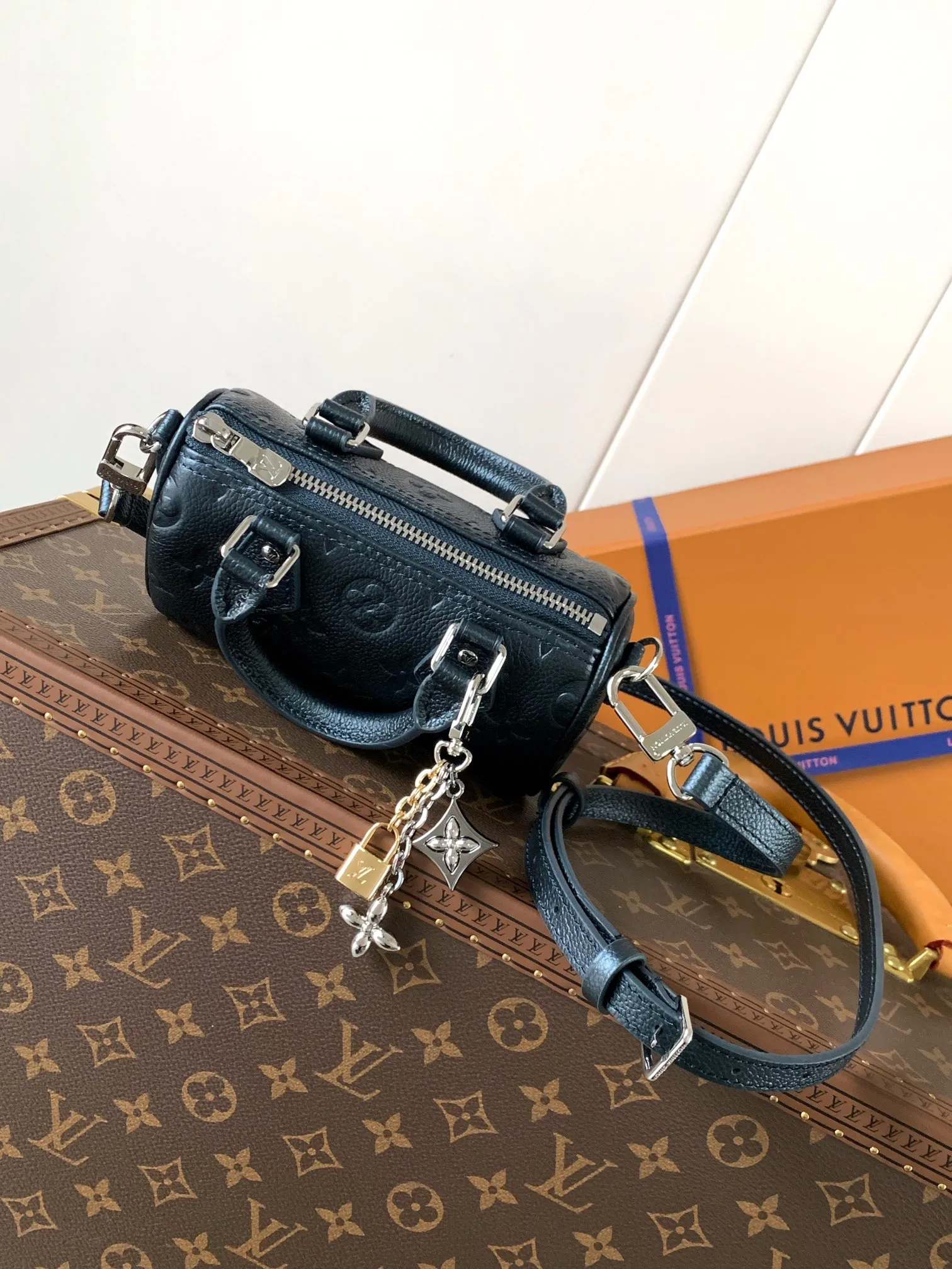 💰940 (top layer leather) top original order, transcoding chip M26510 pearlescent blue M27107 pearlescent powder Nano Speedy launched as a simulation version. The highly utilized shade makes it suitable for both daily and evening makeup. The iconic Monogram inlaid leather material is equipped with various Louis Bitton signatures such as Padlock and Monogram flowers, and is decorated with a peel-off genuine leather design. The spacious interior can store daily essentials including compact wallpaper.  Dimensions: 16 x 10 x 7.5 cm (Length x Height x Width) Simeri ink Cauhide leather Cauhde leather trim Microfiber lining Silver tone hardware Zippered locking mechanism 1 detachable pendant with gold, palladium and ruthenium trim Items: Rozali coin, sunglasses, headphones, keys, 6.7-inch smartphone, lipstick Manufacturer: Louis Vuitton Import seller: Louis Vuitton Korea (Co., Ltd.) Manufacturing country: France, Spain, Italy or the United States Shoulder strap: detachable, length adjustable