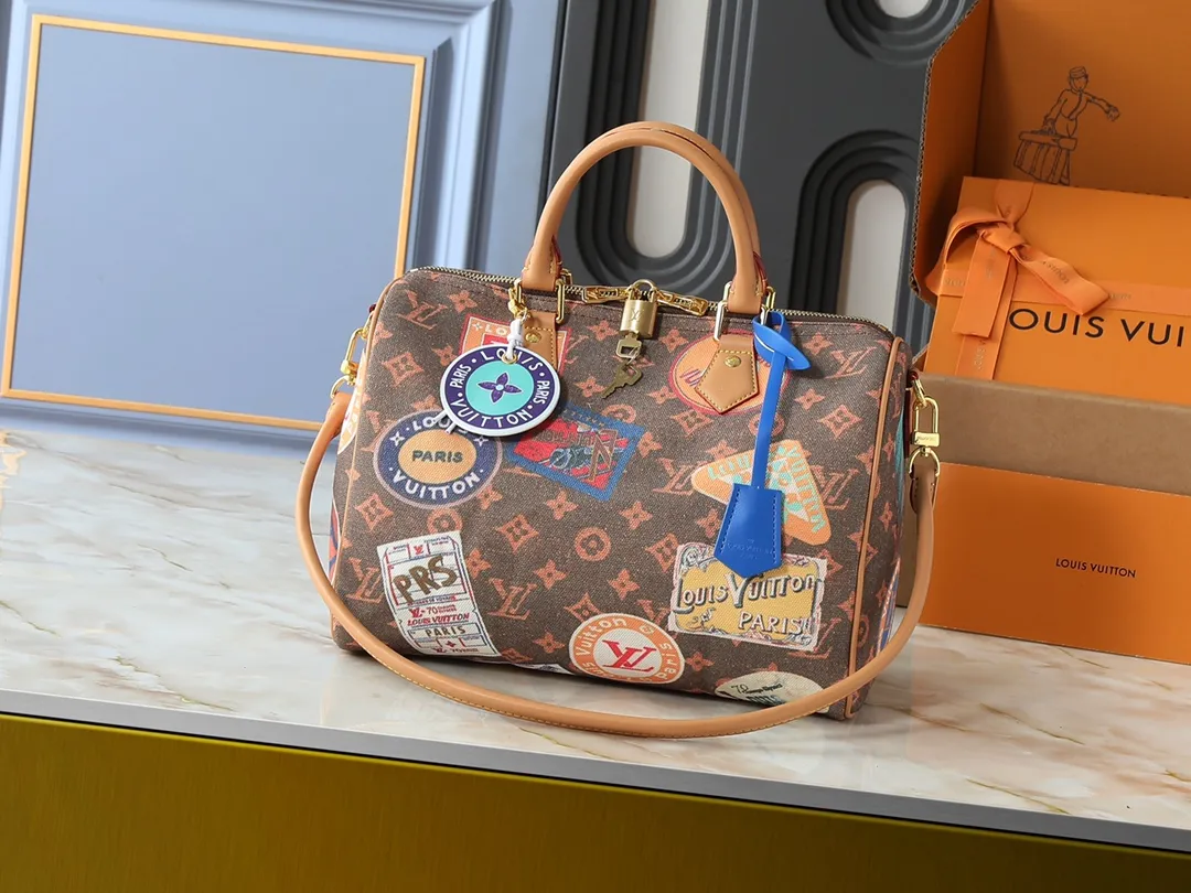 💰280💰Upgraded from the original M14587 M47087 M40391. This Speedy Soft 30 handbag interprets the Monogram Dune elements with retro touches, with aircraft-shaped decoration and collage effect label, paying tribute to the design of the Gaston Louis Vuitton collection series. The long handle makes it easy to carry on the shoulder, making it a great travel companion. Dimensions: 30.0 x 21.0 x 17.0 cm (length x height x width)