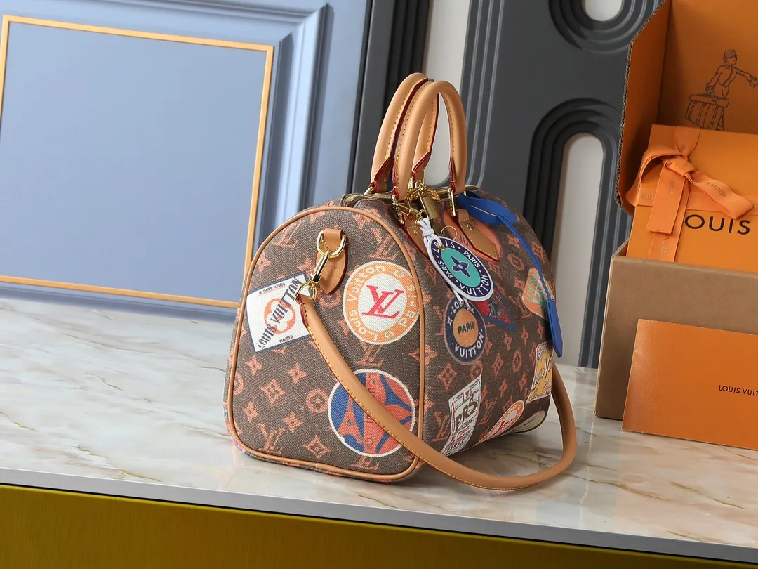 💰280💰Upgraded from the original M14587 M47087 M40391. This Speedy Soft 30 handbag interprets the Monogram Dune elements with retro touches, with aircraft-shaped decoration and collage effect label, paying tribute to the design of the Gaston Louis Vuitton collection series. The long handle makes it easy to carry on the shoulder, making it a great travel companion. Dimensions: 30.0 x 21.0 x 17.0 cm (length x height x width)