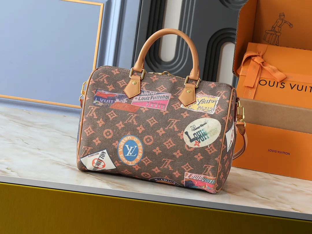 💰280💰Upgraded from the original M14587 M47087 M40391. This Speedy Soft 30 handbag interprets the Monogram Dune elements with retro touches, with aircraft-shaped decoration and collage effect label, paying tribute to the design of the Gaston Louis Vuitton collection series. The long handle makes it easy to carry on the shoulder, making it a great travel companion. Dimensions: 30.0 x 21.0 x 17.0 cm (length x height x width)