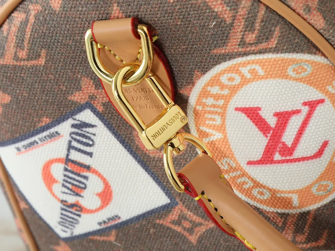 💰280💰Upgraded from the original M14587 M47087 M40391. This Speedy Soft 30 handbag interprets the Monogram Dune elements with retro touches, with aircraft-shaped decoration and collage effect label, paying tribute to the design of the Gaston Louis Vuitton collection series. The long handle makes it easy to carry on the shoulder, making it a great travel companion. Dimensions: 30.0 x 21.0 x 17.0 cm (length x height x width)