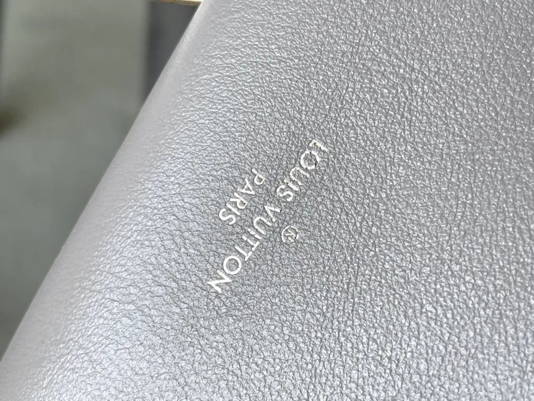 💰1420 (first-grain leather) Top-quality original order M12596 This Slim Trunk handbag draws inspiration from Louis Vuitton’s traditional hard trunk. The soft cow leather is integrated with rivet frames and metal S-lock locks, highlighting the avant-garde rock style. The shiny chain and adjustable leather shoulder strap are both detachable, providing a variety of carrying options. Dimensions: 23 × 12 × 4 cm