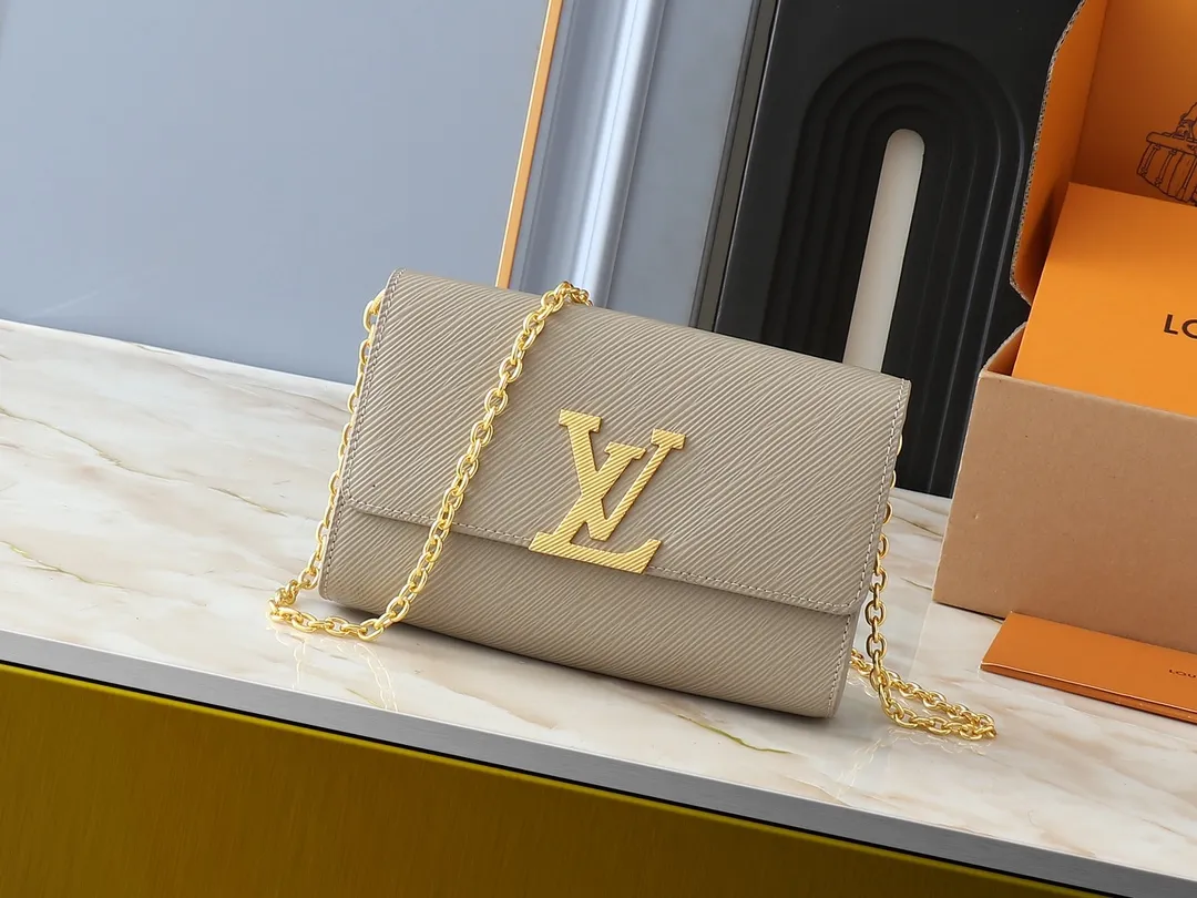 💰220💰Upgraded original M23756 black M12788 black, M12789 khaki This Pochette Louise chain bag renews the classic design in the new season with new proportions. Shaped in beautifully lustrous Epi leather or sleek patent leather, the bag can securely store your essentials and make it a perfect companion for a night out. Paired with a dazzling chain, it can be carried elegantly on the shoulder or in the hand. Lacquered water-patterned Epi cow leather. LV letter magnetic buckle closure. Dimensions: 22x 14x5 cm (length x height x width)
