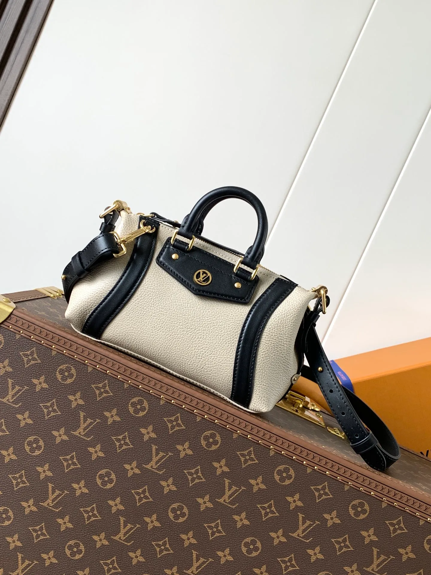 💰1300 (top layer leather) mini size top original order, transcoding chip black M14623 mini M14514 small size M14700 medium size dark gray M14702 medium size light gray M14721 mini M14721 small size M14721 medium size This Nano LV Rider handbag is from 2025 For the spring and summer series, pixelated grained sheep leather is blended with smooth cow leather elements, and the LV Circle logo is highlighted with elegant patches. The foldable configuration makes it easy to store in a suitcase, and the modern design adds a rock-n-roll edge to any look.  Mini 10 x 10 x 23 cm Small 12 × 12 × 30 cm Medium 15 × 15 × 38 cm (H x W x L) Sheep leather Cow leather trim Textile lining Metal hardware Zipper closure Side slip straps Internal pocket Holds a 6.7-inch smartphone, Romy card holder and lipstick Shoulder strap: removable, adjustable Strap half-length: 30.0 cm Bag strap half length adjustable to: 45.0 cm Handle: double handle