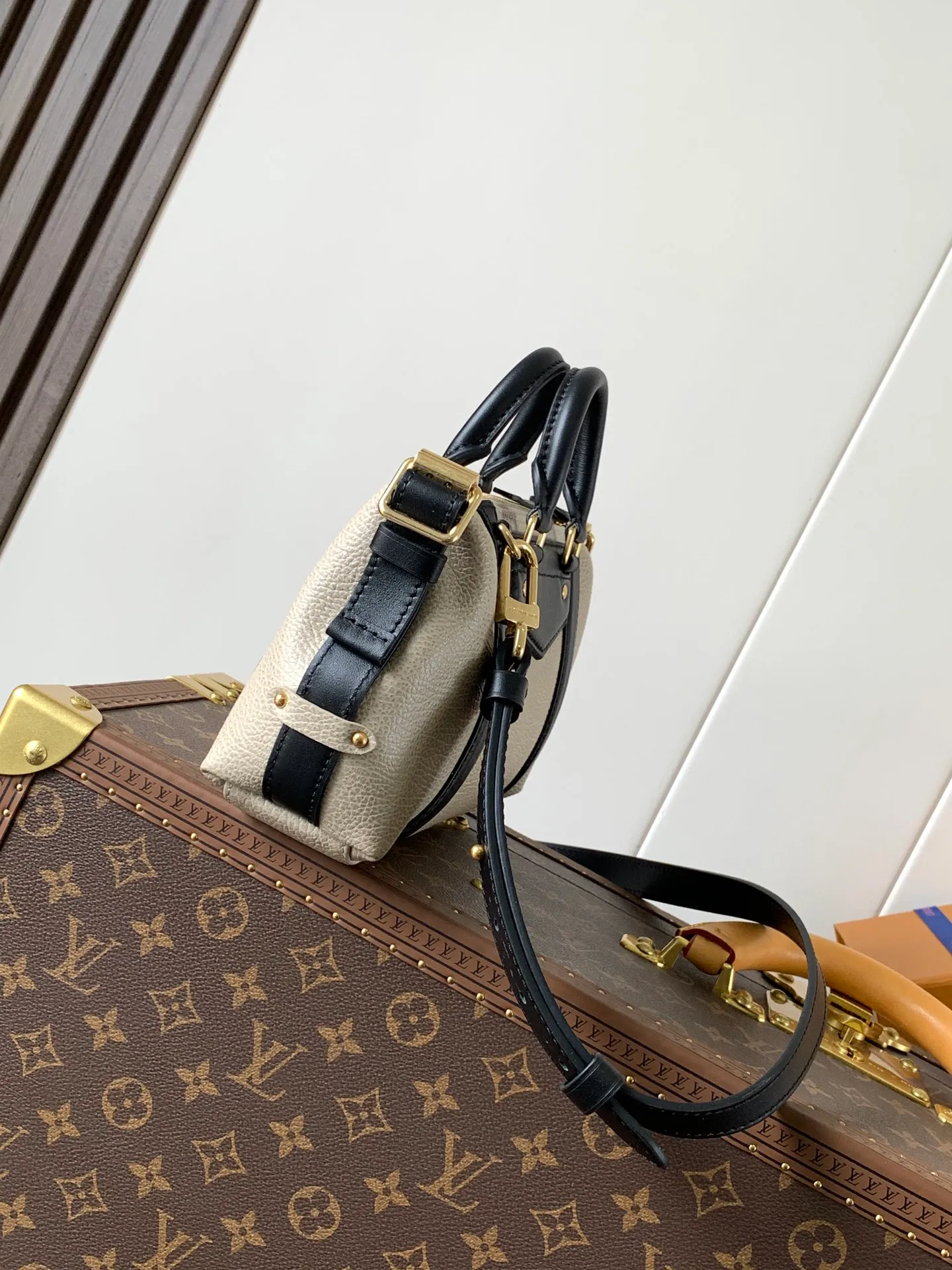 💰1300 (top layer leather) mini size top original order, transcoding chip black M14623 mini M14514 small size M14700 medium size dark gray M14702 medium size light gray M14721 mini M14721 small size M14721 medium size This Nano LV Rider handbag is from 2025 For the spring and summer series, pixelated grained sheep leather is blended with smooth cow leather elements, and the LV Circle logo is highlighted with elegant patches. The foldable configuration makes it easy to store in a suitcase, and the modern design adds a rock-n-roll edge to any look.  Mini 10 x 10 x 23 cm Small 12 × 12 × 30 cm Medium 15 × 15 × 38 cm (H x W x L) Sheep leather Cow leather trim Textile lining Metal hardware Zipper closure Side slip straps Internal pocket Holds a 6.7-inch smartphone, Romy card holder and lipstick Shoulder strap: removable, adjustable Strap half-length: 30.0 cm Bag strap half length adjustable to: 45.0 cm Handle: double handle