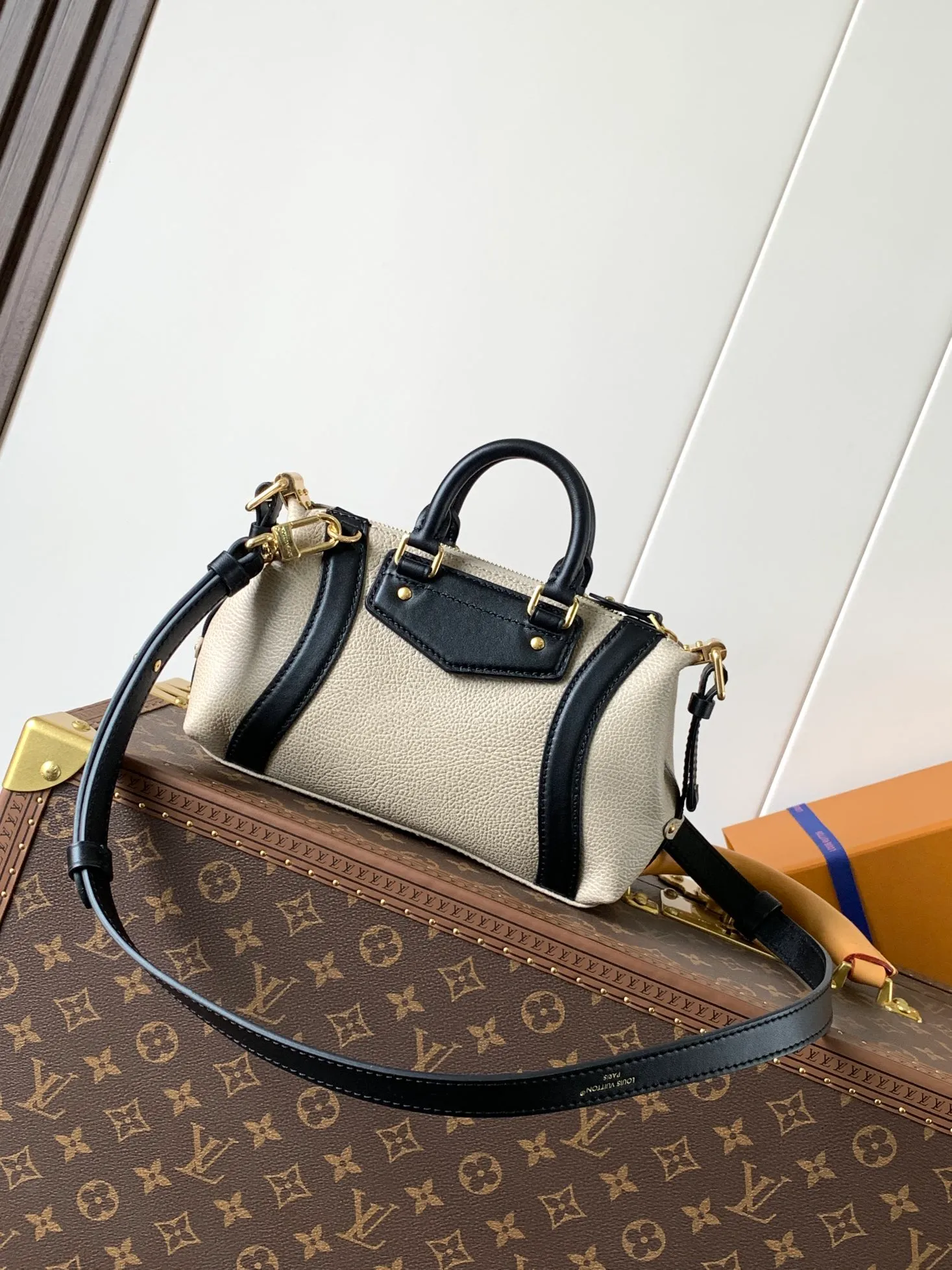 💰1300 (top layer leather) mini size top original order, transcoding chip black M14623 mini M14514 small size M14700 medium size dark gray M14702 medium size light gray M14721 mini M14721 small size M14721 medium size This Nano LV Rider handbag is from 2025 For the spring and summer series, pixelated grained sheep leather is blended with smooth cow leather elements, and the LV Circle logo is highlighted with elegant patches. The foldable configuration makes it easy to store in a suitcase, and the modern design adds a rock-n-roll edge to any look.  Mini 10 x 10 x 23 cm Small 12 × 12 × 30 cm Medium 15 × 15 × 38 cm (H x W x L) Sheep leather Cow leather trim Textile lining Metal hardware Zipper closure Side slip straps Internal pocket Holds a 6.7-inch smartphone, Romy card holder and lipstick Shoulder strap: removable, adjustable Strap half-length: 30.0 cm Bag strap half length adjustable to: 45.0 cm Handle: double handle