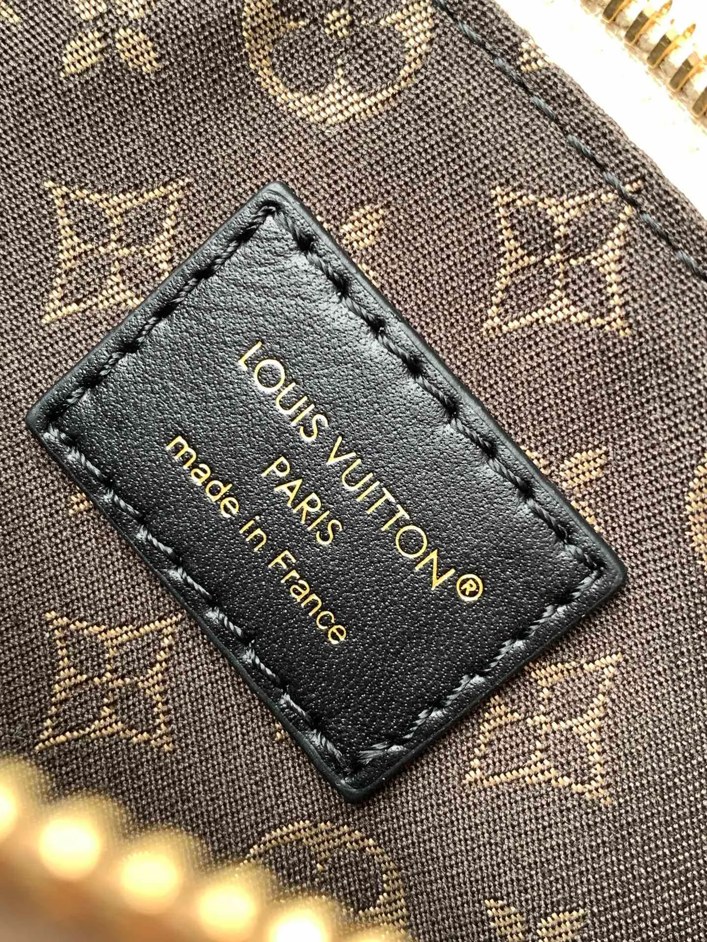 💰1300 (top layer leather) mini size top original order, transcoding chip black M14623 mini M14514 small size M14700 medium size dark gray M14702 medium size light gray M14721 mini M14721 small size M14721 medium size This Nano LV Rider handbag is from 2025 For the spring and summer series, pixelated grained sheep leather is blended with smooth cow leather elements, and the LV Circle logo is highlighted with elegant patches. The foldable configuration makes it easy to store in a suitcase, and the modern design adds a rock-n-roll edge to any look.  Mini 10 x 10 x 23 cm Small 12 × 12 × 30 cm Medium 15 × 15 × 38 cm (H x W x L) Sheep leather Cow leather trim Textile lining Metal hardware Zipper closure Side slip straps Internal pocket Holds a 6.7-inch smartphone, Romy card holder and lipstick Shoulder strap: removable, adjustable Strap half-length: 30.0 cm Bag strap half length adjustable to: 45.0 cm Handle: double handle