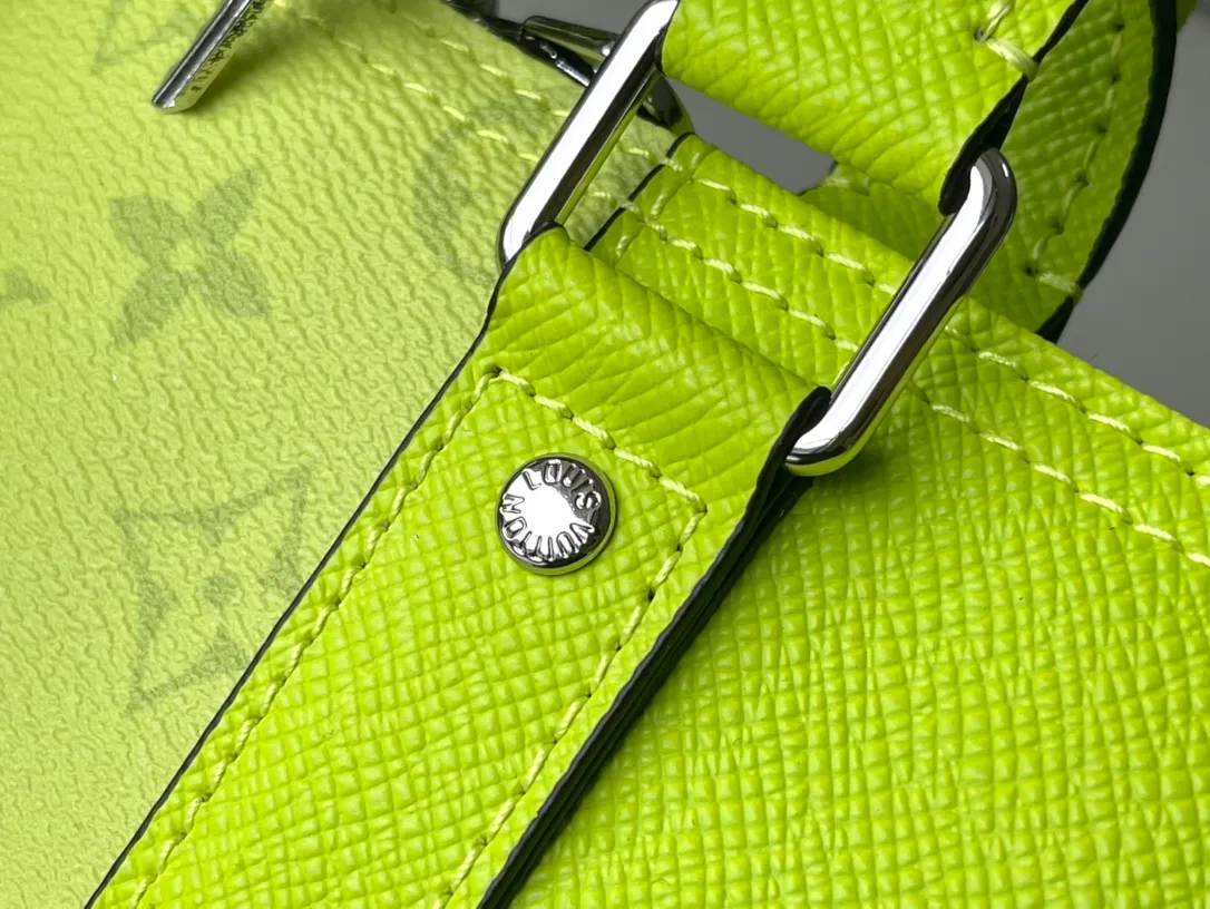 💰1340 (top-grain leather) top original order M30941 This Keepall 50 Bandoulière travel bag comes from the Taïgarama travel leather goods series. The front and sides of the Taïga cow leather bag are integrated with Monogram canvas structure. The carry-on luggage size is complemented by a detachable and adjustable shoulder strap, a zippered inner pocket and a leather nameplate to complete the overall design. Dimensions: 50 x 29 x 23 cm